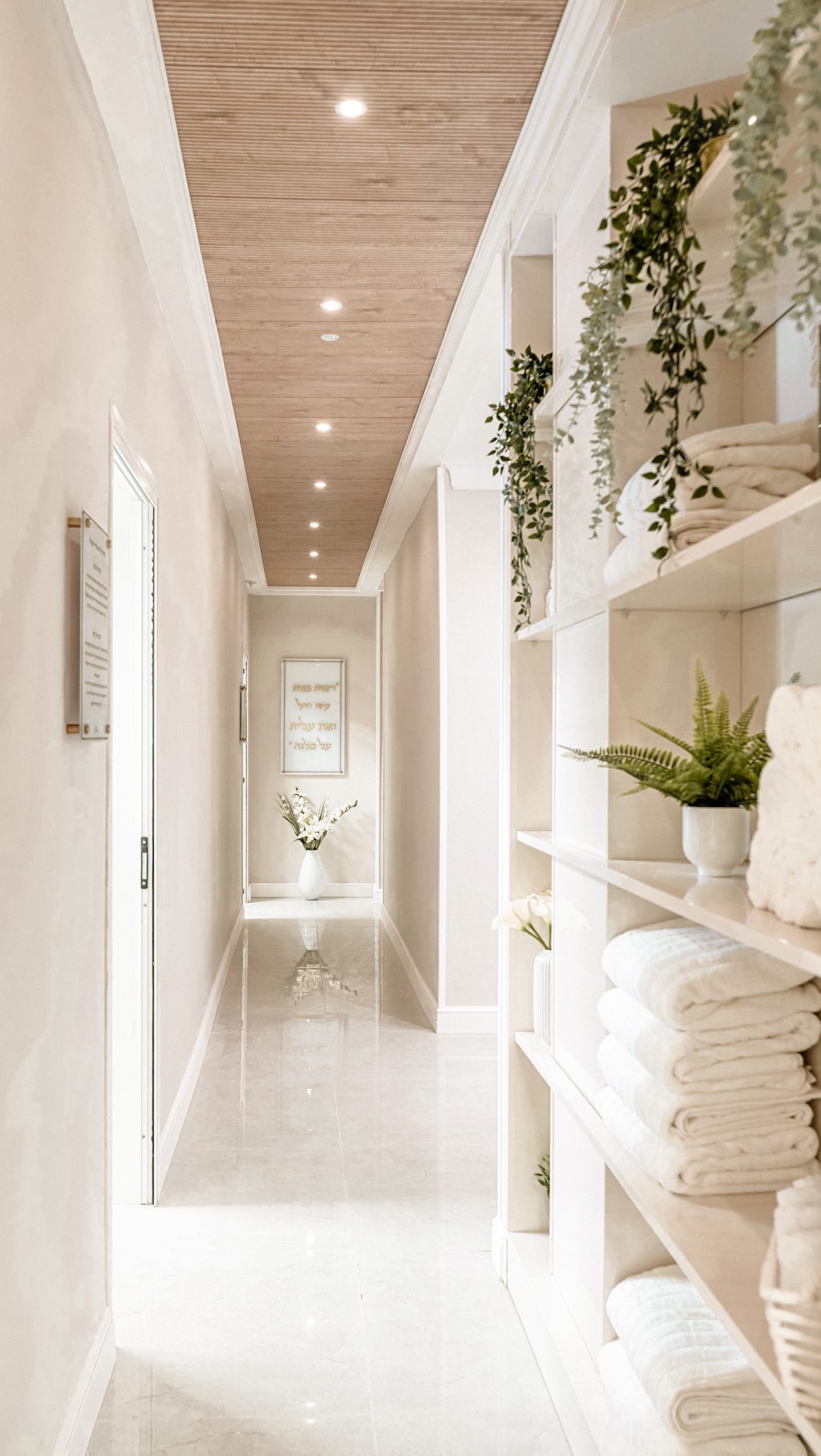 Ceiling design is great way to add some texture and colors to a space.
Pay attention to every detail- and you will get a great space perspective ✨⚜️
.
.
.
.
.
#woodceilings
#woodcnccarving #woodslots #spiceitupdesigns #interiordesignreels #goviralreels #interiordesigngoals‼️🙌 ##smallhallwayideas #mikvehdesign #tipsforu #interiordesigntipsandtricks