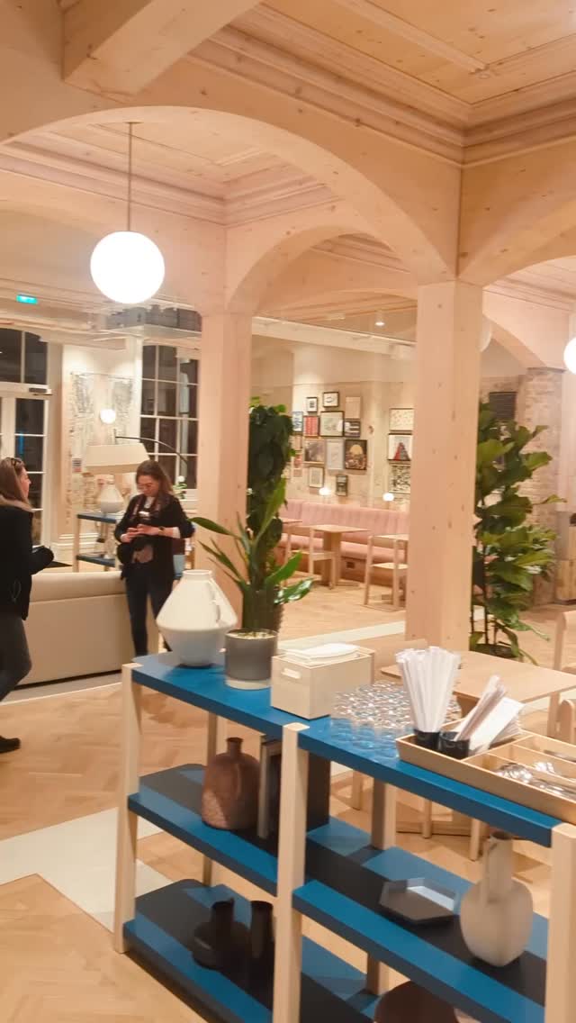 @teekall takes us through the interiors of the newly refurbished Walworth Townhall. Preserving the historical charm of the building, @southwarkcouncil has transformed this space into a modern community hub featuring co-working spaces, a cafe, and more.