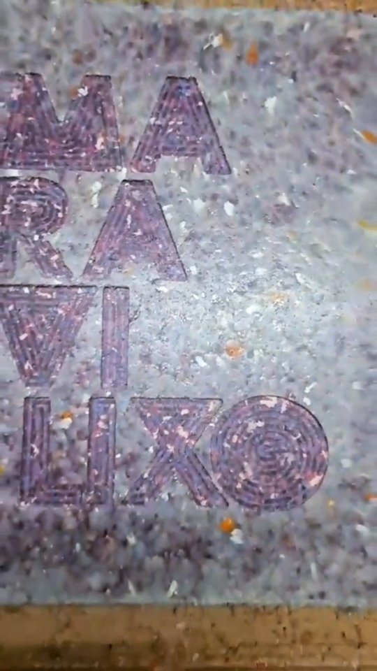 O ano de 2024 já está sendo bem maravilindo para a maravilixo!
Muita novidade rolando e hoje queremos contar sobre o nosso novo endereço!
A partir desse mês, nós passamos a ocupar uma oficina junto de outro projeto incrível da rede #preciousplastic, o @projetosiri !
Esse novo espaço compartilhado fica na Barra Funda, dentro da @we_sampa, uma iniciativa dinâmica e colaborativa, projetada para promover a criatividade, inovação e conexão entre organizações e empresas.
Lá estão também os coletivos recicleiros @pimpmycarroca e @catakiapp, entre outros 😊
Explorando positivamente a veia da colaboração, valor tão importante para a maravilixo e para toda a rede Precious Plastic, a parceria com o Siri já possibilitou uma troca muito bacana de expertises e maquinários entre os integrantes de ambos os projetos.
Essa plaquinha linda do vídeo é resultado dessa bonita sinergia!
Usamos a Router CNC do Siri para gravar o nosso nome.
Valeu @williamasacole e Siri! ♻️💫💛
#maravilixo #wesampa #projetosiri #reciclagem #colaboração