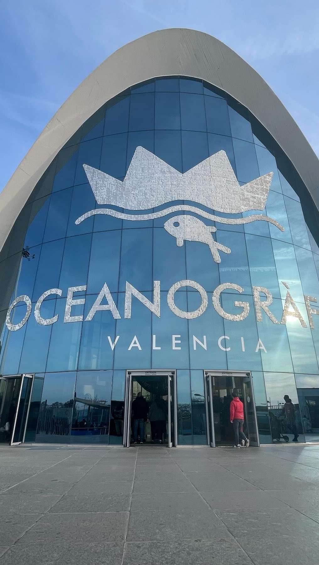 5️⃣ Zone da non perdere all’Oceanografico di Valencia 🇪🇸
📍Al suo interno sono presenti 45.000 esemplari che appartengono ad oltre 500 specie marine.
Suddiviso in 8 ambienti, ecco 5️⃣ aree che non puoi assolutamente perdere!
1️⃣ ARTICO: qui potrai scoprire alcuni dei mammiferi marini più curiosi del pianenta, tra cui la foca e il beluga
2️⃣ OCEANI: qui potrai ammirare gli squali, i grandi predatori del mare
3️⃣ MEDITERRANEO: ci sono 9 acquari di dimensioni diverse che ospitano le specie del mediterraneo
4️⃣ TROPICI: con un tunnel di 70 metri in cui potrete ammirare la popolazione di questi mari
5️⃣ DELFINARIO: sono presenti cinque piscine con una profondità di 11 metri in cui vengono ospitati i delfini
Metti mi piace e tagga qualcuno con cui vorresti fare questa esperienza 🫶🏻🐡🐠
#valencia #oceanografic #spain🇪🇸 #consiglidiviaggio #travelwithiaia #visitvalencia #visitspain #travel #spaintravel #valenciagram
#valenciaspain #valencianos #cityofartsandsciences #oceanograficvalencia