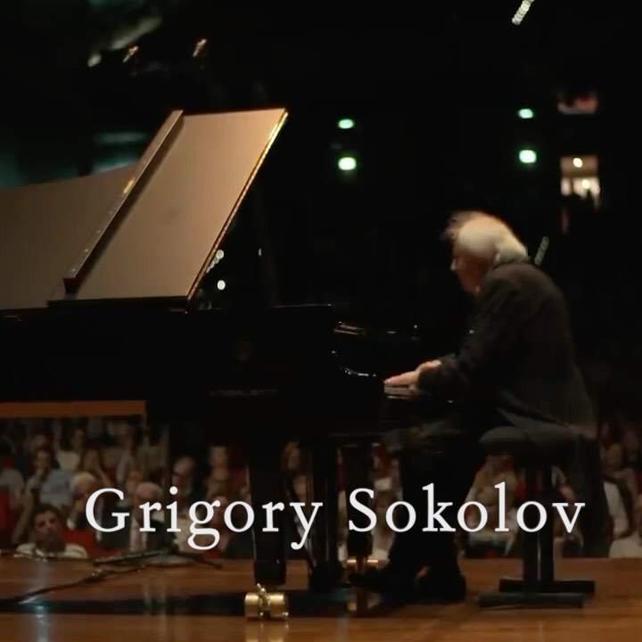 Grigory Sokolov ist ein Solitär: seit vielen Jahren tritt der Pianist mit der kometenartigen Karriere, die beim Tschaikowsky-Wettbewerb ihren Anfang nahm, ausschliesslich ganz alleine auf. Über seine Programme denkt der Pianist intensiv nach und gibt sie erst spät bekannt. Seine Fangemeinde fiebert monatelang den Rezitals entgegen, deren Spektrum von Kompositionen Bach über Beethoven und Schumann bis in das 20. Jahrhundert reichen kann. Für das bevorstehende Konzert in Bern ist der Schleier gelüftet: Grandseigneur Sokolov stellt barocker Tastenkunst aus Bachs mehrteiliger »Clavier-Übung« Schmuckstücke aus den romantischen Salons gegenüber. In der zweiten Hälfte erwarten das Publikum eine Auswahl von Chopins Mazurken und Schumanns »Waldszenen«. Nicht verpassen!
Grigory Sokolov am Donnerstag 4. April 2024
um 19.30 Uhr im @casino_bern
Infos und Tickets
www.meisterzyklus.ch
Video: Youtube / Deutsche Grammophon
Grigory Sokolov - Chopin: Nocturne in A Flat Major, Op. 32 No. 2, Lento