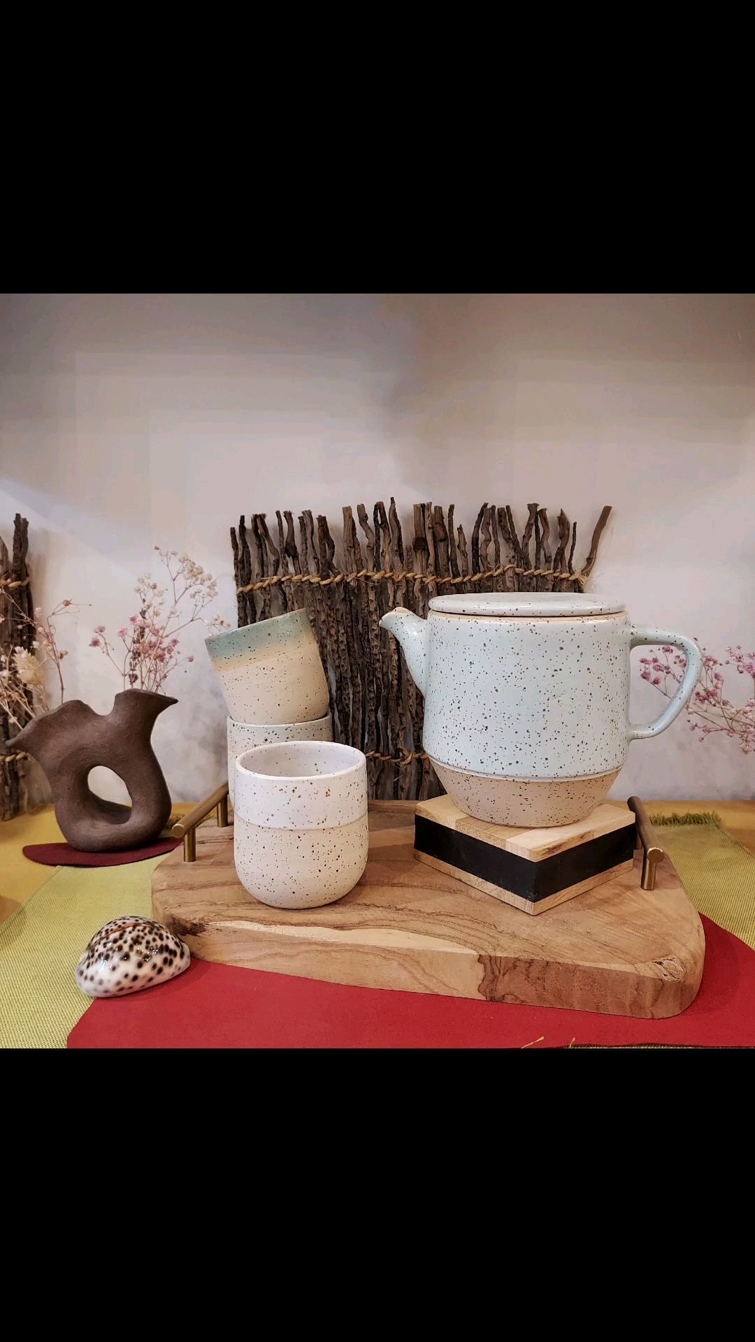 PETITES TASSES | GRAINS DE BEAUTÉ
_______________________________________
Elles sont arrivées !
Les petites tasses pour le thé ou le café, ou encore pour l'eau ou les jus de fruits.
Bientôt le dernier four avec les mugs.
Et je pense être enfin prête pour la mise à jour de la boutique en ligne.
Et si tu es de celles ou ceux qui aiment un peu plus si affinités, inscrit-toi à la newsletter de l'atelier. Un petit cadeau de réouverture te sera envoyé par mail !!
👉 ça se passe sur notre site, lien dans la bio.
PS : je m'amuse beaucoup dernièrement avec l'édition de ces petites vidéos. Je sais qu'actuellement le sacro-saint algorithme nous joue des tours, alors si elle te plaît laisse moi un petit cœur et un commentaire. Ça ne coûte rien et ça m'aide énormément !!
Merci !
❤️
___________________________________________
#tasseàcafé #tasseathe #jusdefruit #gobeletceramique #ceramicmug #newsletter #tempsdeterre #grainsdebeauté #localshop #paris12 #metiersdart #makers