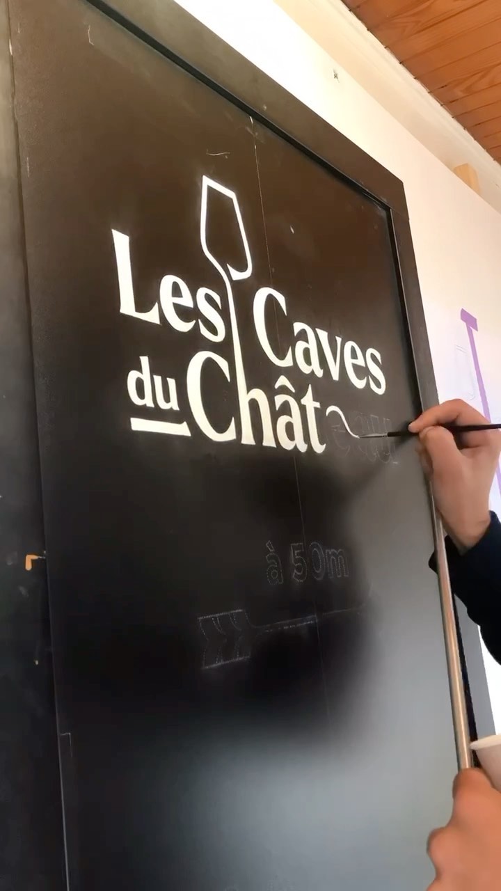 Réalisation du logo sur Stop Trottoir pour @lescavesduchateau_annecy 🍷
#ardoise #stoptrottoir #aboard #peintalamain #alwayshandpaint #signpaint #signpainting #handpainting #lettering #lettrage #handlettered #handlettering #goodtype #typism #peintreenlettres #signaletique #luckylucien #lettrage #type #typography #graphicdesign #annecy