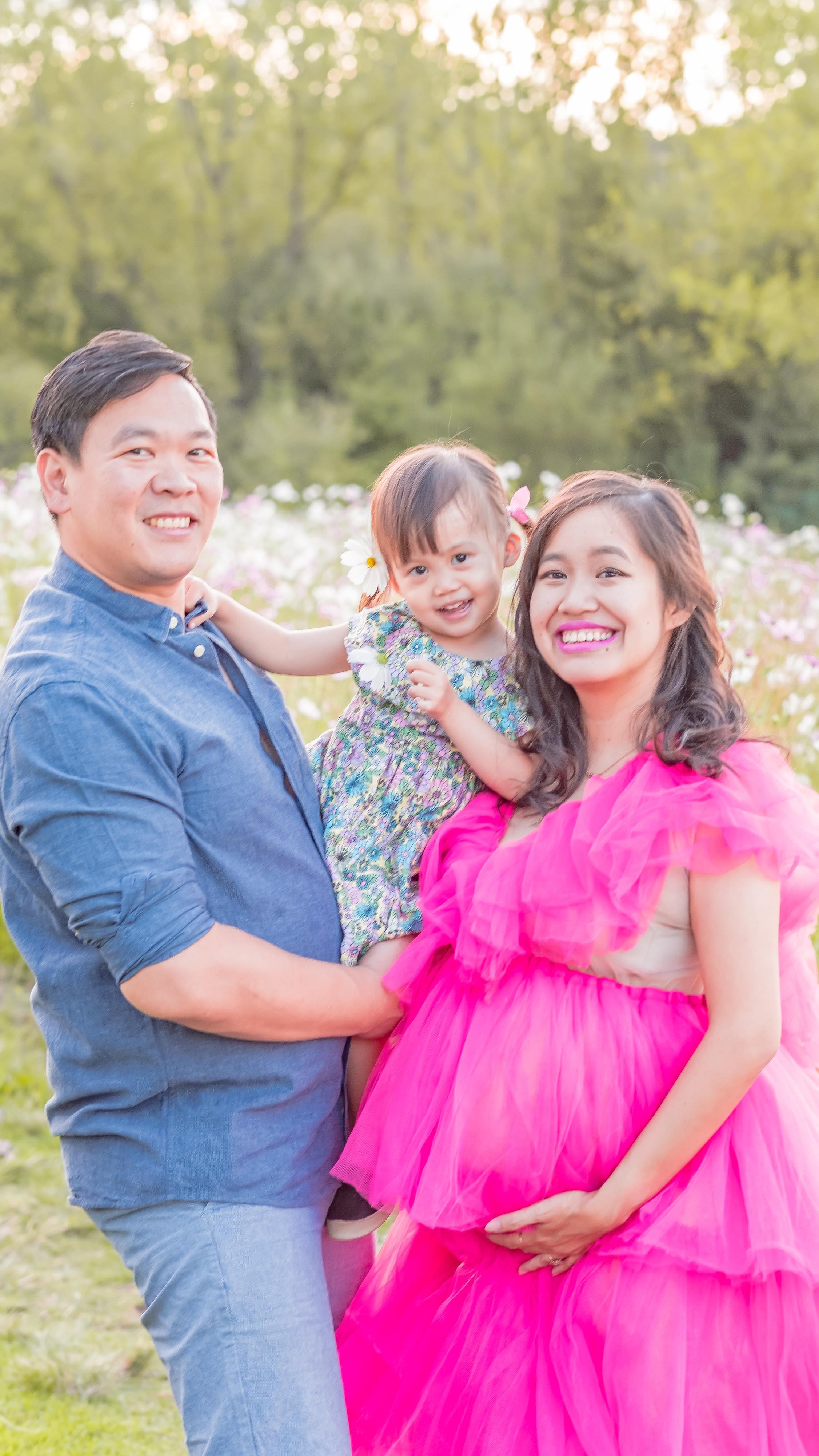 Don’t walk, RUN to take stunning photos at Delta Park. It’s Cosmos season 🌸✨ #maternityphotoshoot #familyportrait
How stunning is this dress?!💃🏻#maternitydress