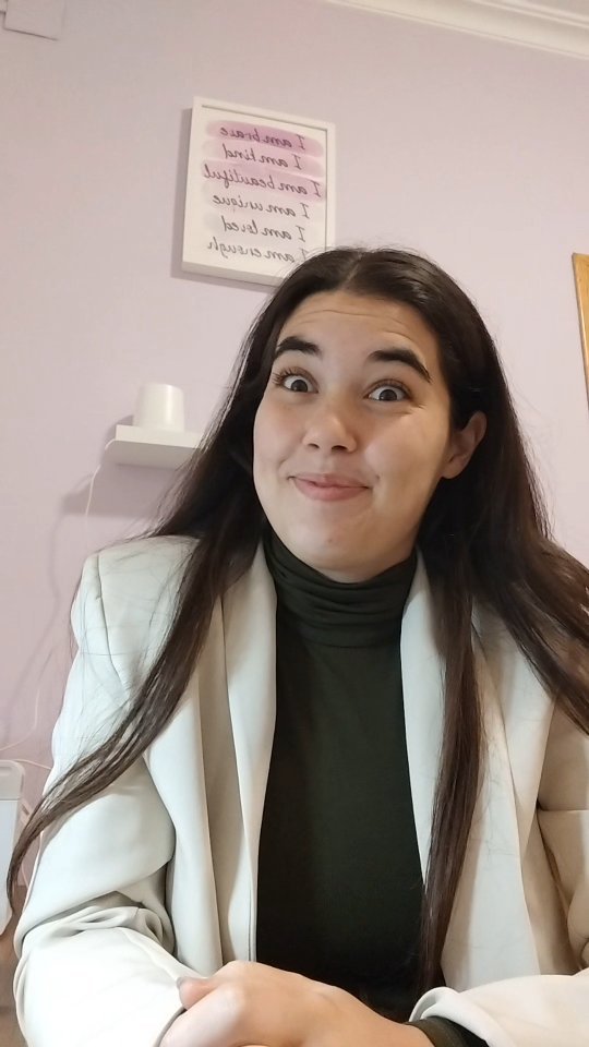 FRASES CÉLEBRES 😶
No recuerdo si fue exactamente así la composición, pero recuerdo una vez cuando solo era una alumna en prácticas y una de las personas con las que trabajaba en prisión me dijo esto.
Creo que me pilló tan de imprevisto la revelación que ni reaccioné, se lo comuniqué a un superior en cuanto pude y seguí con mi trabajo. Una semana después habían trasladado a esta persona de módulo por un altercado violento.
Ahora es una anécdota más en mi mochila de Psicóloga Forense.
¿Cómo habríais reaccionado vosotros?
#psicologiaforense #psicologia