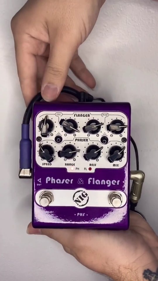 E esse timbrão do pedal Phaser & Flanger da linha super. Nosso artista @okelvinoliveira explorando o modo Phaser do pedal. O que achou? Comenta aí! 👇
#nigmusic #gnimusic #nigpedals #gnipedals #phaser #guitarra #efeitosdeguitarra #guitarrista #boutiquepedals #guitarpedal #guitarpedals #guitareffects #guitarristasbrasileiros #guitarplayer #brazilianguitar #pedaisdeboutique