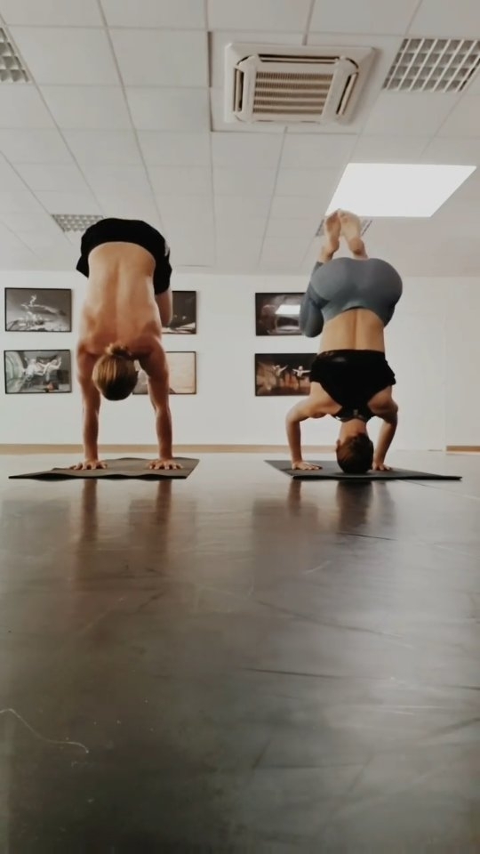 @ludovicpiscioneri 🤸🏼♀️✨️
#yogaflow #headstand #handstand #yogapose #duoyoga #motivation #yogaonspiration #yogafrance