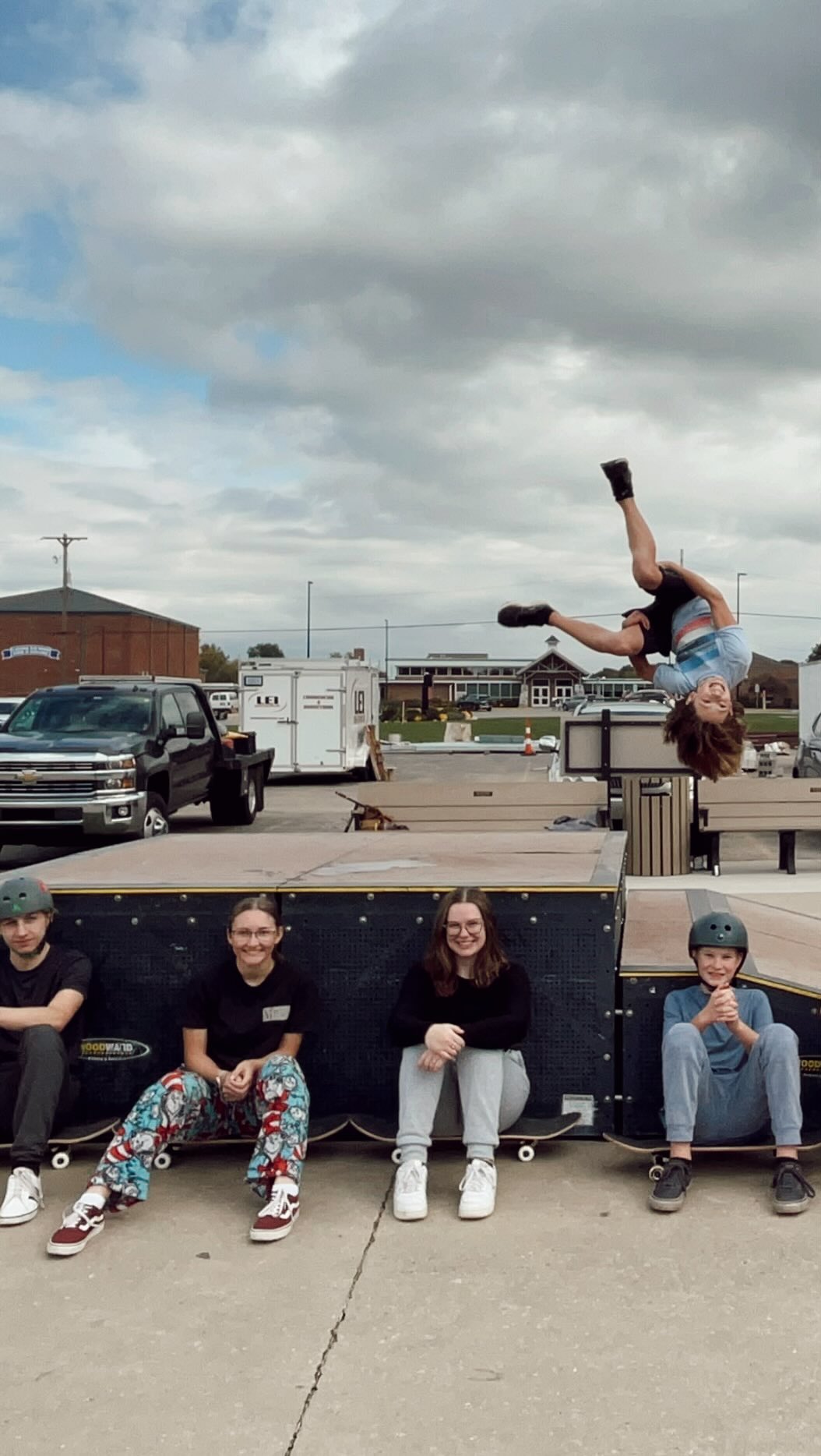 Throwback to our last week of skateboarding and warmer weather 🌞
#ventureactionsports #skateboarding #skateseason #trickcheck #kickturn #manual #skatelife