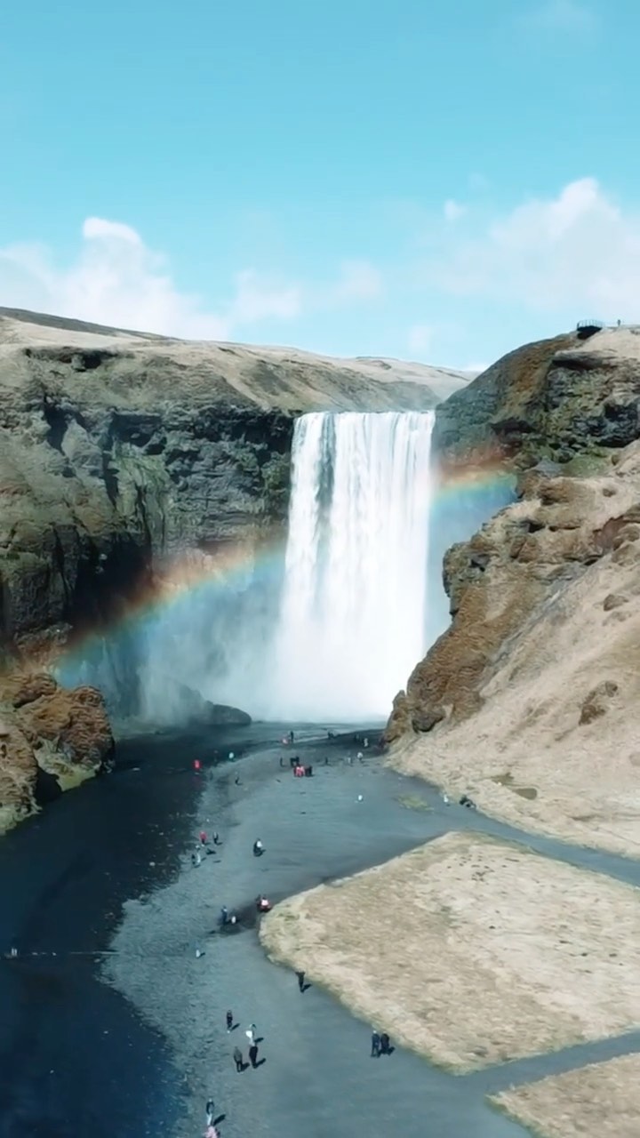 Islandia es un país de contrastes extremos, donde volcanes y glaciares se miran desafiantes.
Un lugar de atardeceres sin fin durante el verano o auroras boreales en invierno.
Se trata de un país con una naturaleza salvaje y mágica, donde los volcanes y los glaciares, se funden con las innumerables cascadas, géiseres, icebergs, cañones y playas negras.
Un espectáculo de la naturaleza que todo el mundo debería visitar, al menos una vez en la vida.
Vídeo completo link en bio.
#Iceland #Reykjavik #Vik #Jokulsarlon #Geysir #WhaleWatching #Iceberg #NorthernLights #Islandia 🇮🇸