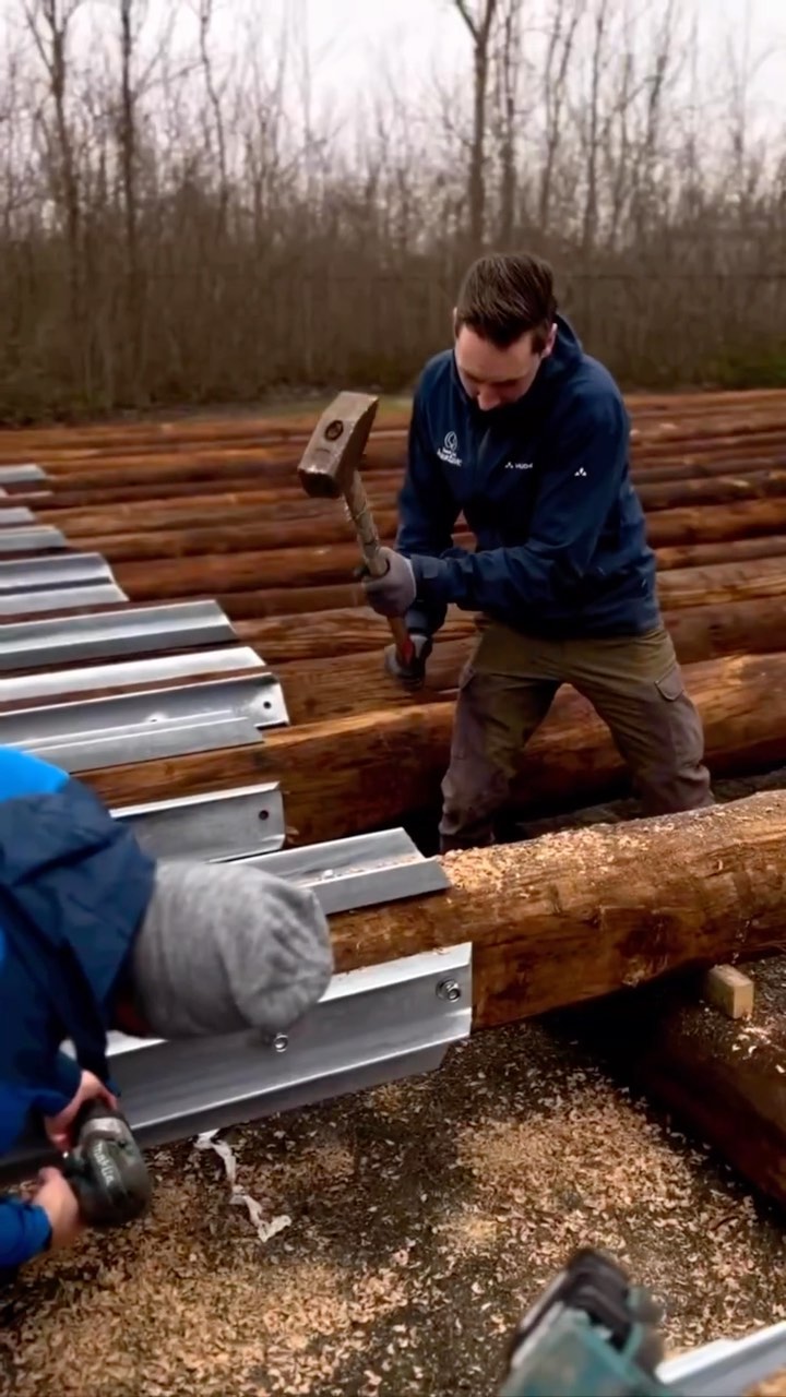 De palen zijn gevlakt, behandeld en de koppen/voeten zitten er op! Klaar voor het plaatsen! 🤩
@deklimvallei krijgt een nieuw park!
#nieuwpark #deklimvallei #denhelder #mariendal #donkereduinen #teamedelrid #highropes #highropescourses #ropescourse #adventurepark #zipline #klimpark #kletterpark