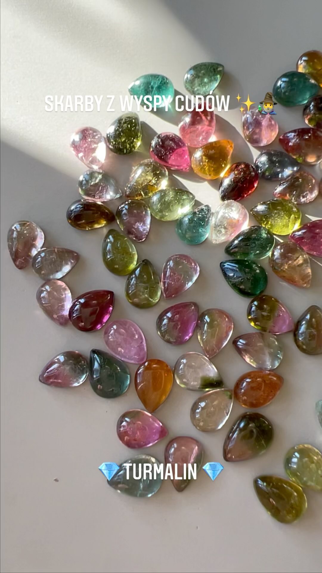 SKARBY Z WYSPY CUDÓW ✨🧙♂️
:::
Dobry dzień! 🌞
Przedstawiam Wam dziś kolejną garść cudnych kamieni, które mogą się znaleźć w Waszym wymarzonym pierścionku 💍✨
Turmalinów jest bardzo dużo. Dzielę je więc na kilka części - dziś najmniejsze 🤗
:::
💎 TURMALIN
Do wyboru mamy cudne niewielkie turmaliny o w obfitej palecie barw i kilku różnych szlifach ✨
Ceny pierścionków są następujące:
Okrągłe gładkie 6 mm
Łezki gładkie 6 mm
Prostokątne fasetowane rozetowo 6 mm
- 950 zł na obrączce 1,0 mm
- 1100 zł na obrączce 1,2 mm
- 1300 zł na obrączce 1,5 mm
- 1600 zł - 1,5 mm z małym brylantem osadzonym obok w obrączce 💎
- 1900 zł - 1,5 mm z 2 brylantami symetrycznie 💎💎
Łezki gładkie 7 mm
Okrągłe rozety mocno niebieskie 💙 5 mm
Nieregularne fasetowane rozetowo 5-6 mm
- 1000 zł na obrączce 1,0 mm
- 1150 zł na obrączce 1,2 mm
- 1350 zł na obrączce 1,5 mm
- 1650 zł - 1,5 mm z małym brylantem osadzonym obok w obrączce 💎
- 1950 zł - 1,5 mm z 2 brylantami symetrycznie 💎💎
Cieńsze obrączki mogą być młotkowane lub gładkie (1,5 mm z brylantem tylko gładka), a wykończenie złota satynowe lub na połysk ✨
:::
Pierścionki na zdjęciach powstały na zamówienie ✏️
Napisz do mnie aby spełnić marzenie i zamówić podobny pierścionek dla siebie lub kogoś bliskiego 🤗📮💍👌✨
:::
.
.
.
.
.
#ilovemyjob #bartoszciba #jewelrydesigner #bartoszcibajewelry #finejewelry #wishcometrue #skarbyzwyspycudów #wyspacudów #madetoorder #ooakjewelry #makeawish #gemmagic #islandofwonder #pierścioneknazamówienie #mineralmagic #magicring #nazamówienie #czarymary #kolorowepierścionki #magicznypierścionek #minimalistjewelry #perfectimperfection #pierścieńarabelli #myprecious #minimalist #daintygoldjewelry #tourmaline #turmalin #pierścionekzturmalinem #turmalinwzłocie