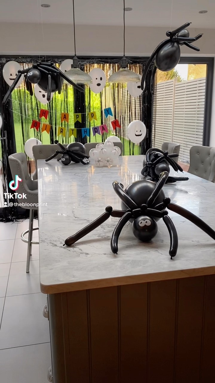 Spooky szn is among us 👻 DM us now to book in your Halloween themed events! We cater to all ideas and visions💡
#halloween#halloweendecor#halloweenballoons#birthdayballoon#buckinghamshirebusiness#balloonspider