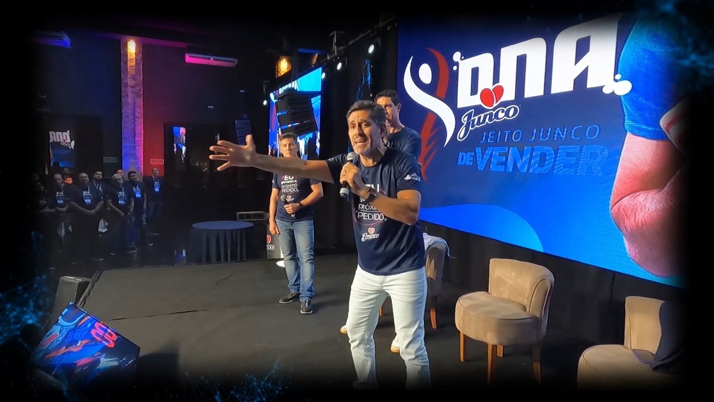 DNA JUNCO foi o tema da convenção de vendas 2023 do @grupojunco ! Essa empresa que admiro muito, não só a história que é um exemplo de superação e inovação assim como os lideres @junio.junqueira, @juniojunqueira @pauloromesjunqueira @filipejunq que detêm uma poderosa combinação de estratégia e caráter realizaram nos dias 3,4 e 5 de Março o alinhamento do futuro da organização com nossa equipe @damacenoproducoes ! Foram 60m2 de paineis de led p3, movings e um som para mover o DNA Junco ! Obrigado familia Junco pela confiança, nos vemos em breve... #eventoscorporativos #iluminação #sonorização