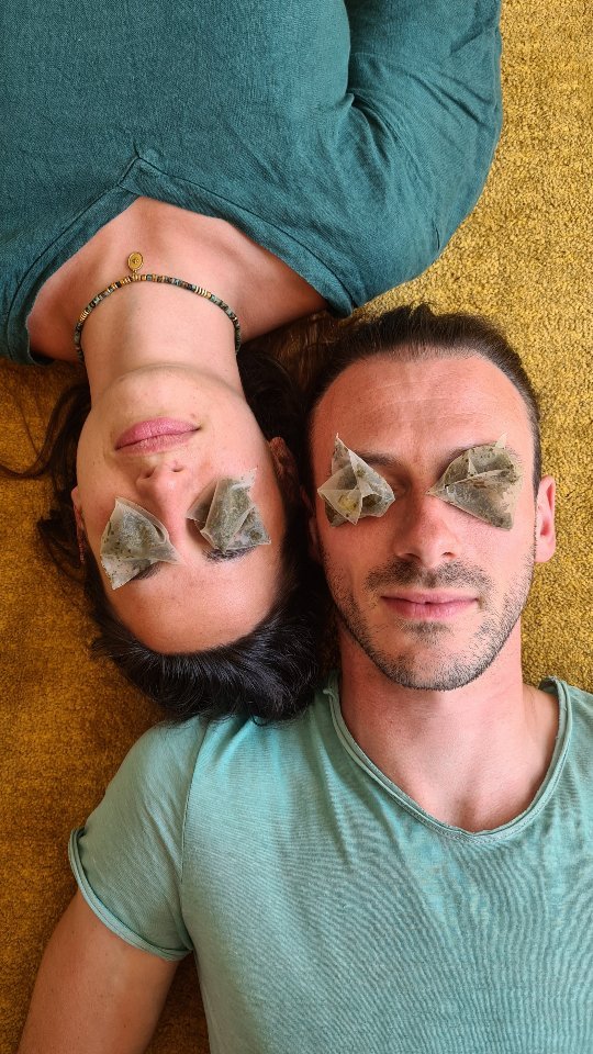 J'avais très envie de vous partager quelques gestes simples pour aider à décongestionner les yeux, ✨️
Astuces simples à faire plusieurs fois par semaine, surtout avec l'arrivée de la chaleur ! 🌞
- acupression 5 points sur le contour des yeux
- auto massage, pour relancer la micro circulation : toujours lisser du coin interne de l'œil vers le coin externe
- yoga des yeux : faire le tour de l'horloge en maintenant son front avec les mains, sans bouger la tête.
- roll-on frais pour terminer
Et la petite astuce supplémentaire : place ton sachet de thé 🌱 déjà infusé dans le congélateur à peine 10' et laisse poser 5' sur les yeux 👁
#yogaduvisage #yogadesyeux #drainage #soins #soinsduvisage #automassage