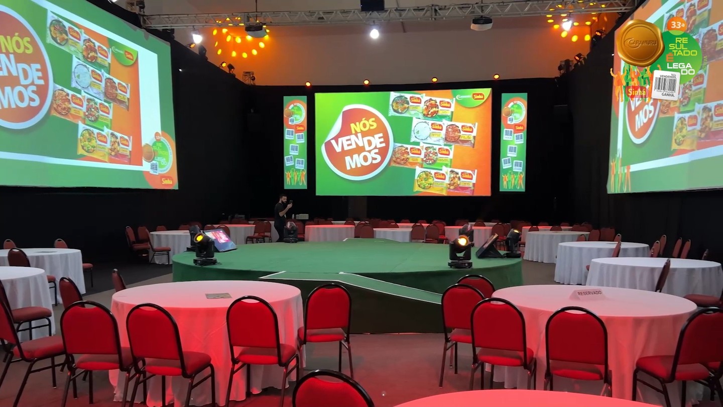 Nos dias 4 e 5 de março, a Caramuru Alimentos, detentora da marca Sinhá, realizou a sua 33ª Convenção de Vendas, sendo a primeira convenção em formato 360.
O objetivo central do evento era a lembrança do legado da marca aos colaboradores e anunciar os resultados do último ano e apresentar os desafios, metas e projeções de 2023 para toda a equipe de vendas.
O evento em Alexânia-GO no resort Tauá contou com a participação das equipes de vendas de todos os segmentos, além da presença e apresentações dos diretores de diversas frentes do Grupo.
Nossa equipe conseguiu montar em tempo jamais atingido anteriormente um projeto com 192m2 de projeção mapeada em 16h de montagem e uma entrega que você confere no vídeo acima . Estamos prontos para o próximo desafio, vamos fazer o seu evento ? #eventoscorporativos #mapping #iluminação