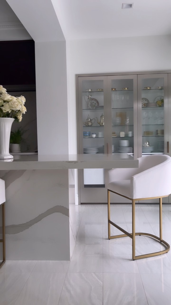 A good big picture day today at @sheltonpgh! Happy to be able to design side by side (and also guided by) with one of my best friends @amy.ott. Master styling and photography by @studio_lithe 🤩
#pittsburghinteriordesign #pittsburghhomes #pittsburghkitchen #kitchendesign #luxuryhomes #luxurykitchen