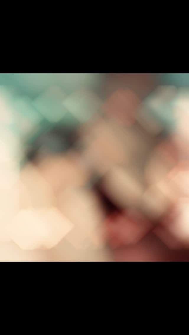 Tijd is kostbaar.
Ze glijdt door je handen als zand,
onzichtbaar, maar altijd aanwezig.
We rennen achter haar aan,
zonder te weten hoeveel momenten we verliezen
in het jagen naar wat niet vast te houden is.
Gezondheid is kostbaar.
De stille metgezel die we pas missen
als het lichaam begint te fluisteren.
Een fluistering die uitmondt in een schreeuw,
of in de stilte van verlies.
Toen Woezel overleed,
en twee weken later ook mijn moeder,
verschoof alles in mij.
De stilte werd zwaar.
De adem diep en pijnlijk.
De wereld draaide door,
maar ik stond stil.
En in dat stilvallen
leerde ik opnieuw luisteren —
naar mijn lichaam,
mijn hart,
mijn verdriet.
Rouw komt als een schaduw.
Ze legt haar hand op je schouder,
soms zacht, soms loodzwaar.
Ze leert je vertragen,
te voelen, te luisteren.
En in de leegte laat ze je zien
wat er werkelijk toe doet.
Het lichaam spreekt.
In spanning, in ademhaling,
in moeheid, in rillingen.
Soms is het rouw.
Soms is het leven zelf
dat roept om aandacht.
Bewustzijn groeit in stilte.
Daar waar je durft stil te staan.
Waar je voelt wat geleefd wil worden.
Waar lichaam en hart fluisteren:
“Dit ben jij.”
Het vraagt geen haast.
Geen oplossingen.
Maar aanwezigheid.
Ruimte.
En in dat luisteren,
in het zacht zijn voor jezelf,
ontstaat een schoonheid die dieper gaat dan de huid —
een glans die groeit waar liefde en pijn elkaar raken.
Want de huid draagt sporen
van wat vanbinnen beweegt.
Ze fluistert waar woorden stilvallen.
Ze reageert op verdriet dat nog geen vorm kreeg,
op spanning die vergeten wilde worden.
Ze is geen masker,
maar een open veld
waar jouw verhaal zichtbaar wordt.
Schoonheid leeft in zachtheid,
in bewust contact,
in trouw zijn aan jezelf —
ook als het donker is.
Soms, als alles stilvalt,
voel ik je dichtbij.
Niet in woorden,
maar in liefde.
In de weg die ik nu bewandel.
Dankjewel, mam. #Rouw #Verdriet #Verlies #Herinnering #Liefde #Gezondheid #Bewustzijn #SchoonheidVanBinnen #Zelfzorg #InnerlijkeKracht #HuidEnGezondheid