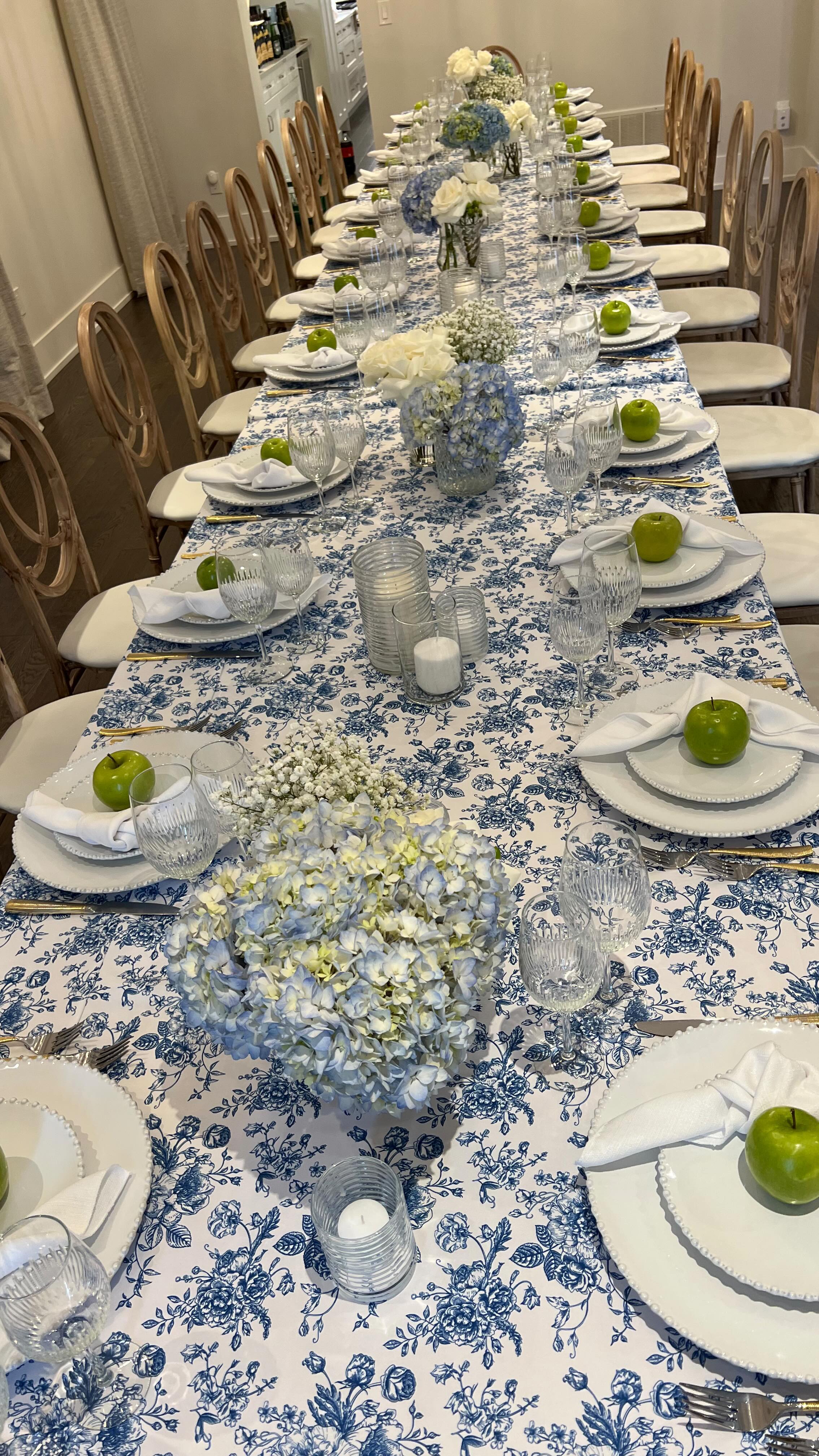 Shana Tova to everyone celebrating! 🍏🍯💙 We set up a Roah Hashana dinner this morning and incorporated a little French countryside inspo into this look!
@detailzfurniturerentals @linencloset @splendidsettings
#lachicsoiree #events #eventplanner #weddingplanner #dinnerparty #dinner #roshhashana #decor #design #decorinspo
