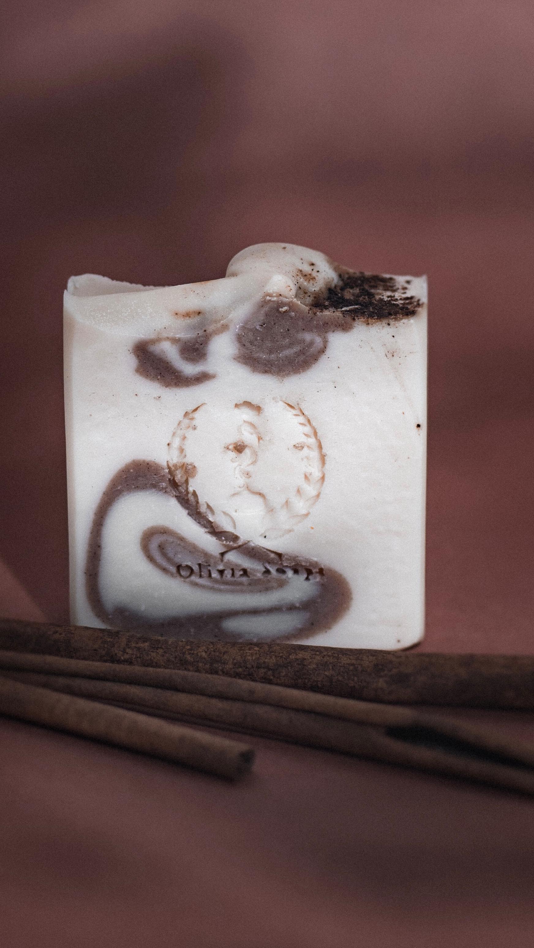 Mi avete chiesto mille volte i ‘backstage’ della produzione di sapone… e allora eccolo, THE REEL!! Malandato, con una mano sola e tanto tanto amatoriale… il backstage della creazione di Cream&Spice, il sapone dell’autunno 🤎
.
.
#soapmaking #solidosoap #cream&spice #saponesolido #soaplovers #saponificare #saponeallacannella #handmade #smallbusiness #saponificazione #soapbackstage #fvg #saponenaturale #cosmeticiinregola #laverabellezzaènaturale