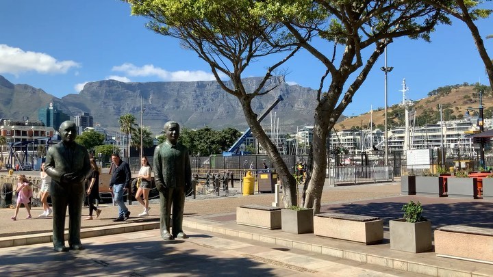 Cap Town ville merveilleuse avec une architecture incroyable et une population très sympa, il faut rentrer au Botswana pour la prochaine aventure… #riodejaneiro #joiedevivre #amitié #favela #elenao
#lyon #progres #beauté #population #christ #redemption #jeanpaulbelmondo
#beaute #samba #carioca #beaute #carnaval #christ #redemption #corcovado
#enfant #favelas #tuerie #dieux #deus #amour #love #belmondo
#gang @faveladopaulinho #livre #enfance #belmondo #lhommederio.fr