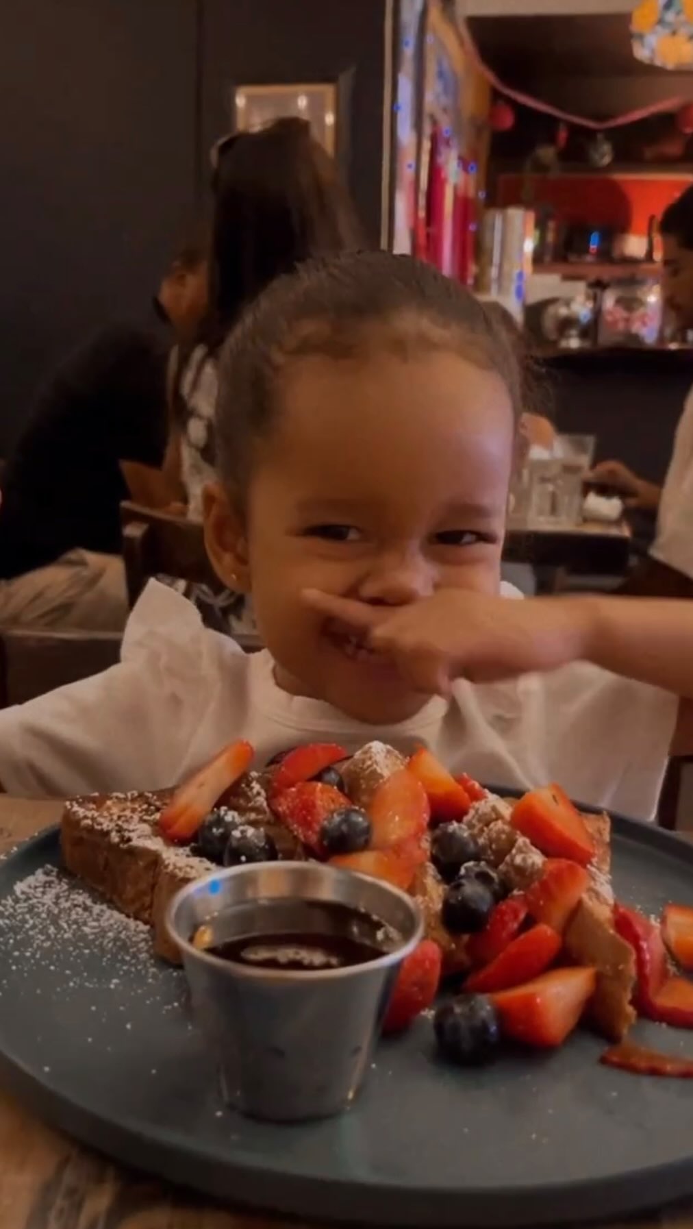 Hola hola, REGRESÉ y por la puerta grande. Visitando mi lugar favorito por siempre. Abracadabra, es un lugar mágico, especial, delicioso y que atesora muchas memorias hermosas.
Quiero aprovechar la oportunidad por cada mensaje de ustedes. Sus “voy a ti” lo son todo. Los abrazo. 🤍 ¿Cual creen que es la sorpresa que les tengo? 😄