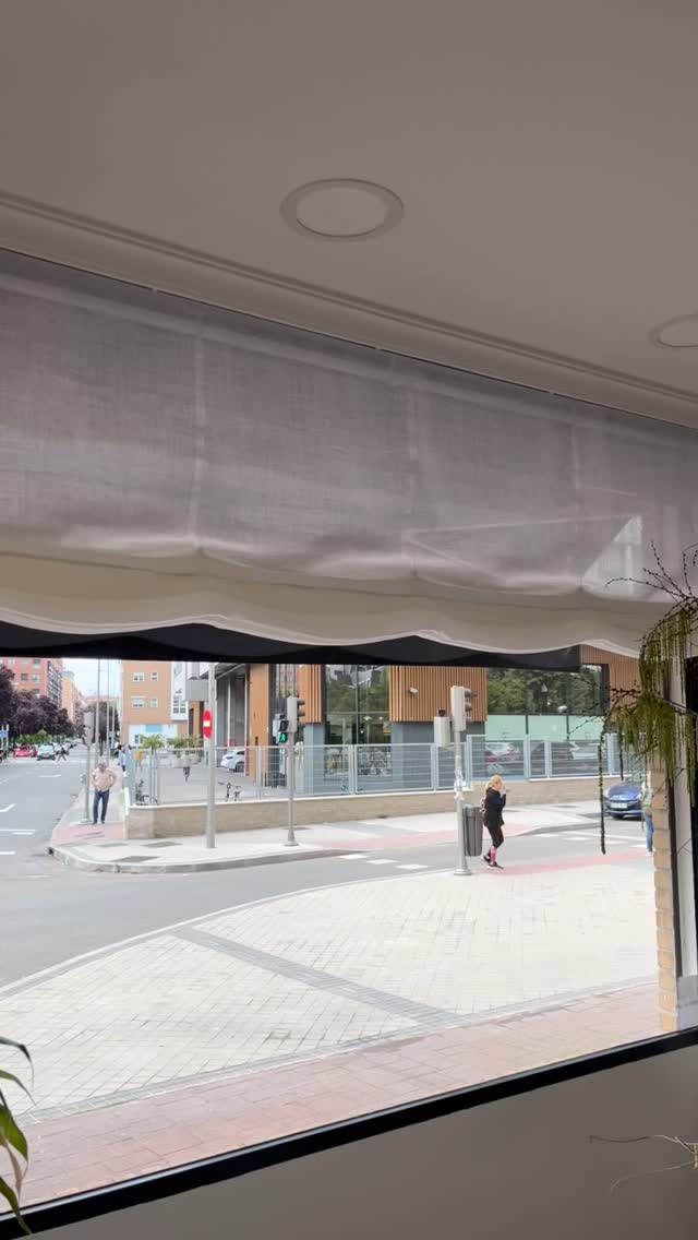 Novedades de escaparate para un tranquilo viernes en el estudio #livinglavidadeco
Cómo los #estores y las #alfombras elevan la #decoracion
#decoradoresmadrid #textiles #iluminacion #interiorismo #deco
#barriodelosmetales