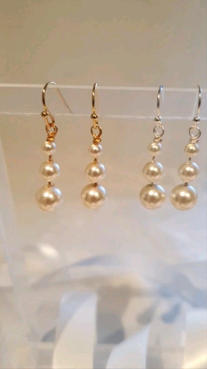 PEARLS - My beautiful Sirela earrings are very popular as they are a simple, elegant drop design and come in 3 pearl colours and 3 wire colours. Ivory, white or cream and gold, silver or rose gold.
.
.
.
@eleonoracan
@jodiemakeupuk
.
.
.
#bridalearrings #bridaljewelry #bridalaccessories #weddingjewelry #weddingaccessories #weddingearrings #wedding #bride