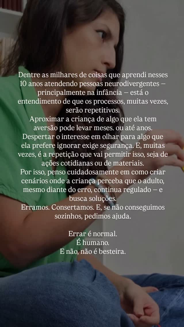A psicopedagogia vai muito além do apoio escolar.
É um trabalho profundo que constrói, com afeto e técnica, as bases emocionais e cognitivas que sustentam o aprender — antes mesmo da leitura e da escrita acontecerem.