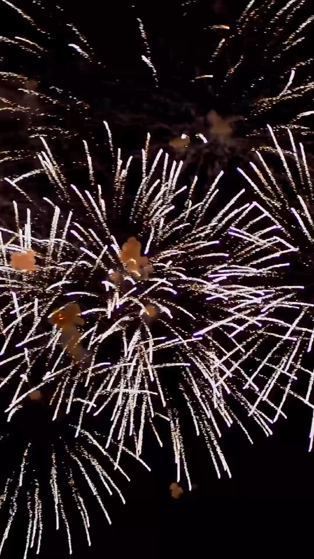 SOOOO MUCH FUN with us at The Big D TONIGHT @mt.hotham.resort @hothamalpineresort
Head on out tonight to Frankie for dinner from 5pm!
Then stick around for an epic fireworks display, followed by nightskiing, silent disco & arcade games!
Frankie (fully licensed) open till 10pm 🎉🍔