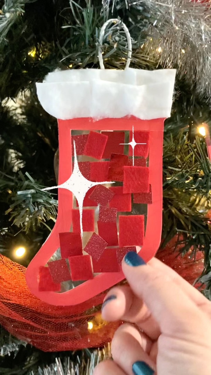𝗦𝗽𝗮𝗿𝗸𝗹𝘆 𝗦𝘁𝗼𝗰𝗸𝗶𝗻𝗴 𝗖𝗼𝗹𝗹𝗮𝗴𝗲 ✨🧦❤️
Here’s simple activity to get those fine motor skills and creativity working 🤩
Chopped up a few different red textures to give my 3yo a choice over the “patchwork” she made 👧🏻❤️
🟥 felt
🟥 glittery paper
🟥 shiny paper
✂️ cotton pads.
Sharing the same activity tomorrow, adapted to my 1yo! 👦🏻💙👀
Have you created a collage recently?
Think you might have a go at this one? 🤩
😃🟩🟥🟪🟧🟦
.
.
.
#christmasstocking #collage #kreativmitkindern #kidsactivities #recyclerpourjouer #collageforkids #montessori #craftychristmasornament #diycrafts #diychristmas #fantasyhasreallynolimits #diychallengederwoche #funbudgetplay #completementcraft #basteln #mylittlestemists #minimakermonday #recycleandplay #festiveplayalltheway #bastelnmitkindern #funlovingcrafts #createrecycleandplay #christmastreedecoration #kidscraftsagram #kidscrafts101 #manualidadesparaniños #easycrafts #playandcreatetoday #getcreativewith #activitenoel