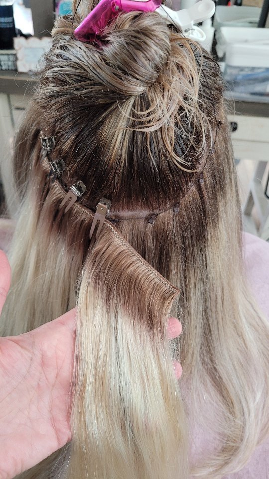 I get goosebumps at a seamless color blend!!
Part of the 𝗵𝗮𝗻𝗱-𝘁𝗶𝗲𝗱 𝗱𝗶𝗳𝗳𝗲𝗿𝗲𝗻𝗰𝗲 is the ability to custom color the extensions to match your natural hair 𝘴𝘰 𝘵𝘩𝘢𝘵 𝘦𝘷𝘦𝘯 𝘪𝘧 𝘺𝘰𝘶𝘳 𝘦𝘹𝘵𝘦𝘯𝘴𝘪𝘰𝘯𝘴 𝘴𝘩𝘰𝘸--- 𝘵𝘩𝘦𝘺 𝘥𝘰𝘯'𝘵 𝘴𝘩𝘰𝘸 😉
HTLSTYLING.COM
tracy@htlstyling.com
@bellamihair
@bellamihairpro
#bellami
#cthair
#cthairextensions
#ctsalon
#handtiedextensions
#livedinblonde
#livedincolor
#beigeblonde
#besthairextensions
#newhavenct
#ctblogger