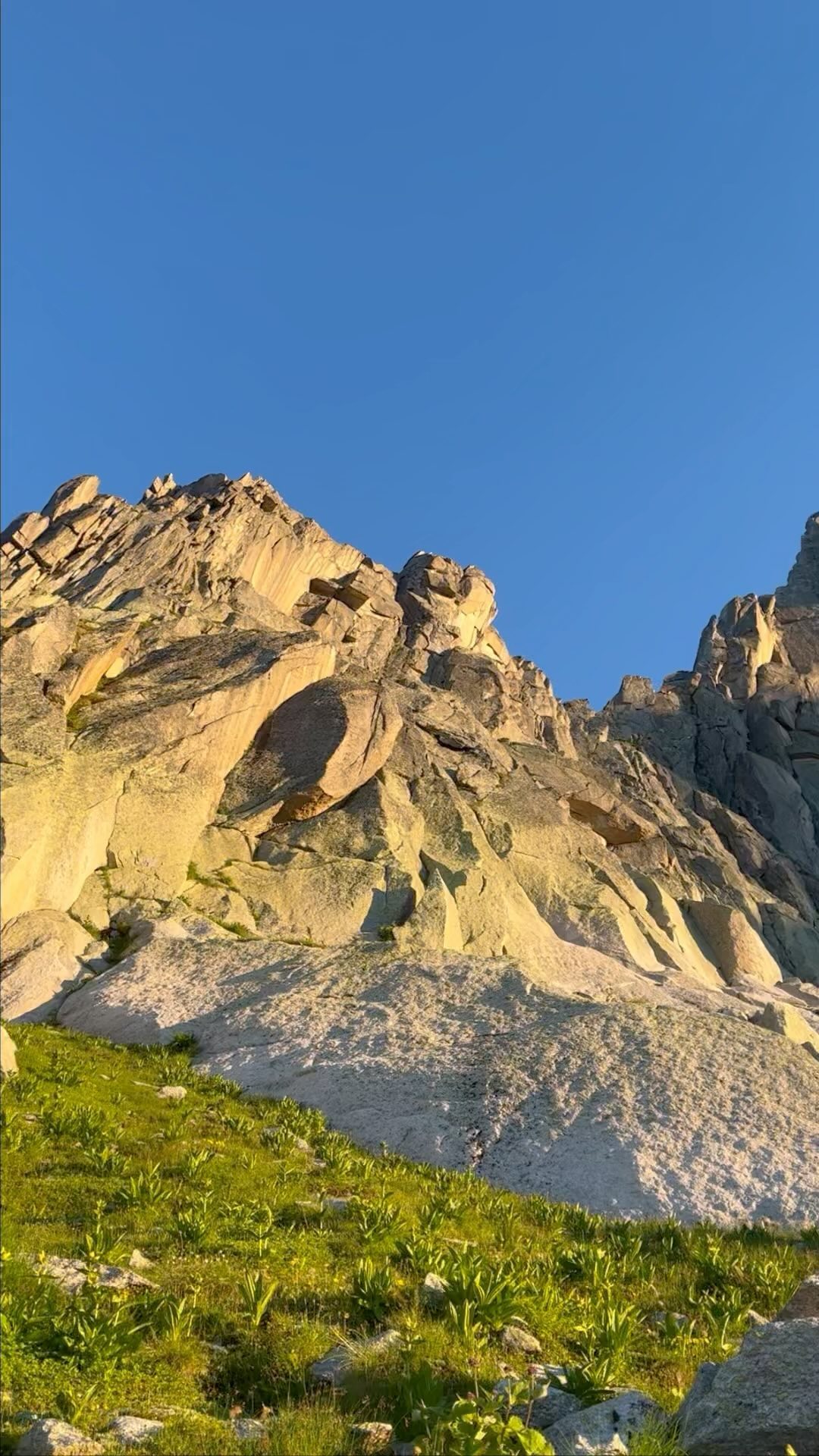 Perfect rock on classic Salbit ridge
•
•
•
•
.
#guidealpine #noplacetoofar #climbing #alpinism #mountainridge #mountainlovers #sunrise
#mountaineering #nature #motivation #sunrise #sunny #outdoor #salbithütte