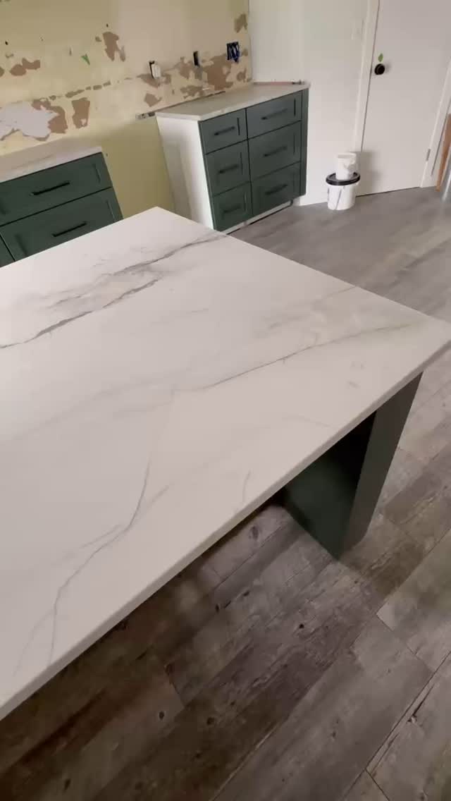 This account is officially dedicated to incredible stone from here on out. 😂 we are SO grateful to work with clients that love unique materials as much as we do! This Le Blanc leathered quartzite has so much depth and the color is an incredible partner to the deep green cabinetry. We are in love! Just a few more to-dos to cross off the list then this kitchen is ready to go! @stoned.marbleandgranite came through with AMAZING fabrication per usual 🙃 stone is from the fabulius @francinimarble
#boiseinteriordesigner #boisegeneralcontractor #boiseremodel