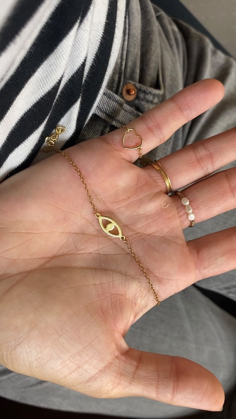 L’amour est déclaré à la bague CŒUR et au bracelet AMÉLIE!
•
Expression vue chez @emoi_emoi cette semaine et j’ai adoré ! D’ailleurs allez voir ils sont des idées cadeaux canon!
•
•
•
#goldfilled #goldfilledjewelry #bijouxfaitmain #goldbracelet #minimalstyle #plaqueor #bijoux #hypoallergénique #eshopbijoux #bijoupersonnalisé #whishlist #noel2022 #ideecadeaufemme #ideecadeaunoel #reels #instareels #alhenabijoux