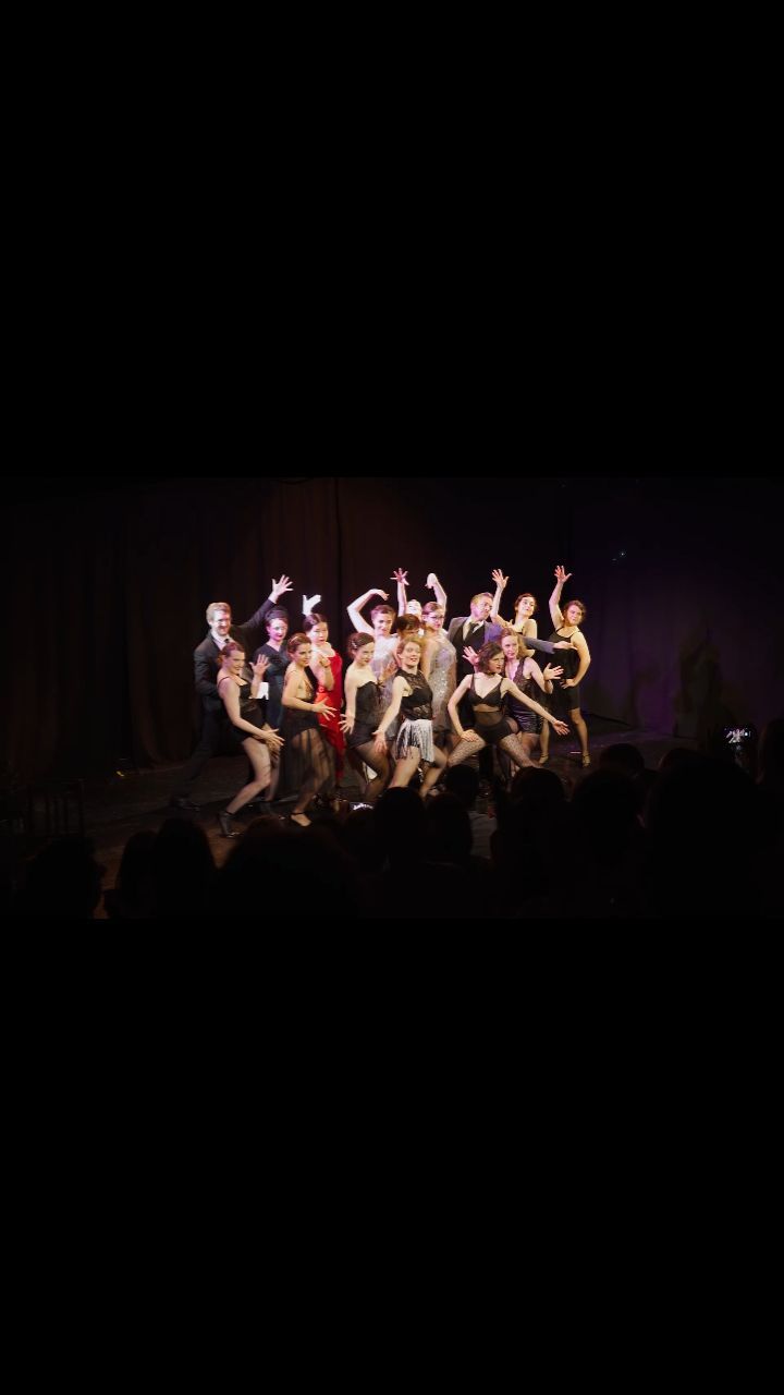 Bienvenue Mesdames et Messieurs. L'histoire que vous allez voir mêle corruption, meurtre, avarice, violence, escroquerie, adultère et trahison... Toutes ces valeurs qui nous font chaud au cœur. 👯♂️✨️🌹
DERNIÈRE CHANCE DE NOUS VOIR SUR SCÈNE !!!
Nous rejouons notre spectacle de l'année 2023-2024 "Jazz Mortel" les 24 et 25 septembre 2024, le lien pour la billetterie est en bio ⬆️
🎥🎞 @kevenakyurek et Margaux Bellynck
#sing #acting #comediemusicale #dance #broadway #artistes #theatre #danse #broadway #chant #artists