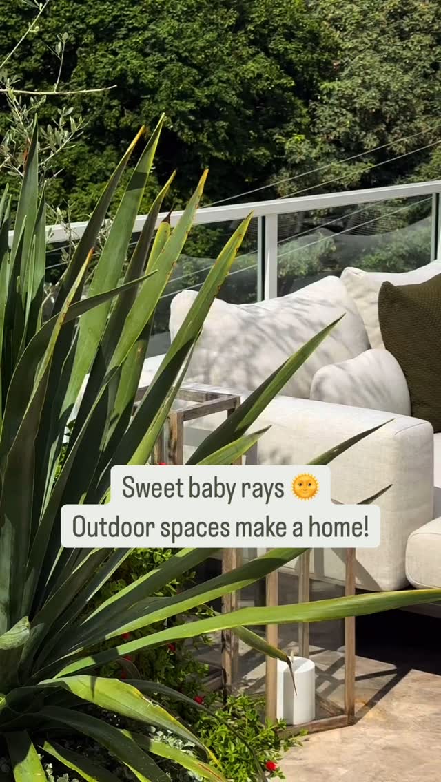 Billionaire Charlie Munger once said to add value to your home you should invest in outdoor spaces, landscaping and such—I mean, I have no idea if he really said that exactly, but either way it’s true! 💵
📸 @joeweaven
#hausofgray
#outdoor #balconyinspo #penthouse #interiordesign #exteriordesign #homedecor #charliemunger