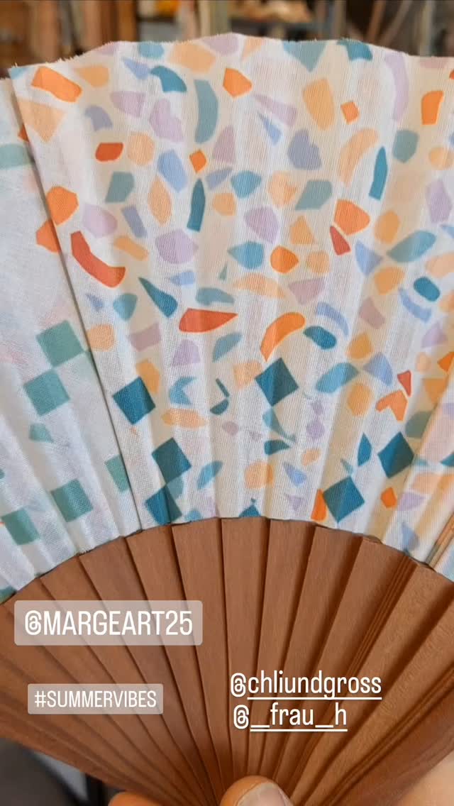 SUMMERVIBES
Neue KERAMIK @margeart25 zaubert auf jeden Tisch sommerliche Leichtigkeit.
Für die FÄCHER von FAN o FAN musste ich von meinem Konzept 🇨🇭Produkte abweichen. Aber die Spanier haben mich mit Qualität und Vielfalt überzeugt. Die Fächer sind auch im Onlineshop erhältlich.
Für die praktischen Upcycling FLÜGELI-Täschli kommst du aber besser in den Laden und suchst dir dein Unikat aus.
🌞Grüsse aus der fabrizierbar