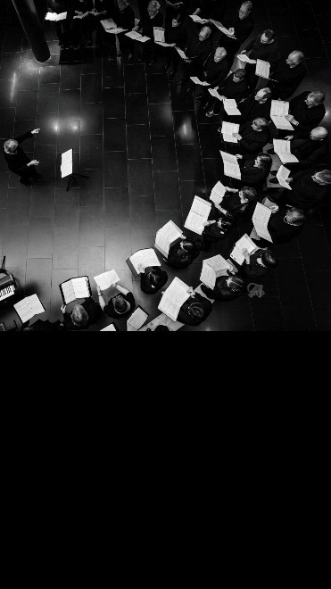 Bald ist es soweit und in Basel findet das Mega-Weekend von SFEC statt. Zusammen mit pourChœur sind wir die Gastgeber für drei Tage Chorgesang: eine Masterclass, zwei Chorateliers, das Chorleiter:innentreffen und zwei grosse Konzerte.
Wir freuen uns darauf, viele Chöre, Dirigent:innen und Chorsänger:innen in Basel willkommen zu heissen!