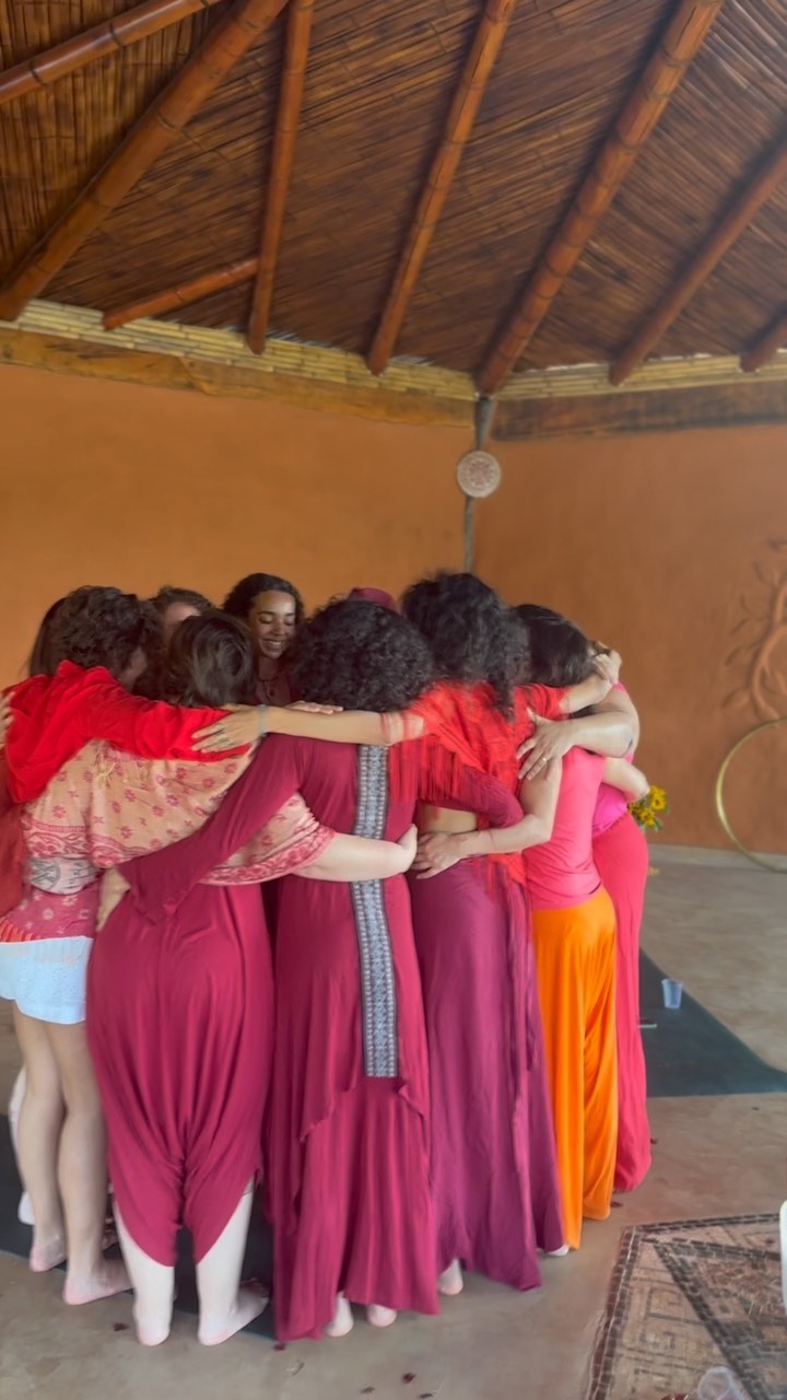 A grande beleza da jornada de autoconhecimento é a realização do nosso poder pessoal de criarmos a realidade de forma intencional. A liberdade de escolher a vida que a gente prefere viver, os relacionamentos que a gente prefere experimentar. Os encontros @vibramaisalto existem como uma forma de eu, @cami_brito_ , ativamente co-criar o tipo de mundo que eu quero viver, através de uma renovação na forma como interagimos e co-criamos a realidade 🌬️✨🌎 E se cada um se tornasse mestre de si, profissionais do autocuidado, para então nos reunirmos em comunidade para transbordar e florescer em amor e união? Que tipos de paraísos seriam criados na Terra? E se cada um se sentisse tão livre e tão empoderado para colocar suas ofertas no mundo, que tipos de paraísos não estariam disponíveis aqui e agora? Se cada um oferta a sua oferta, temos um banquete. Já parou pra pensar nisso? Qual a sua oferta para o mundo? Como podemos, coletivamente, co-criar a nova Terra? 🦋 Nesse carnaval, eu e a @portal.pavitra te convidamos para o CarNascer - do Profano ao Sagrado 🎭 , do dia 10 a 13 de fevereiro aqui na Chapada dos Veadeiros. Esse é um encontro misto, para todos os gêneros, para todos interessados em usar essa data para renascer integrando luz e sombra, para ser inteiro aqui e agora 🌬️✨ vem que ainda tem vagas! te conto mais por dm, e tem link na bio ✨
🎥 Registro por @belica.artes de nosso Retiro Alegria & Magia, que aconteceu no @terrabooma co-facilitado por mim, @portal.pavitra e @kalinacunhaa ✨
#vibramaisalto