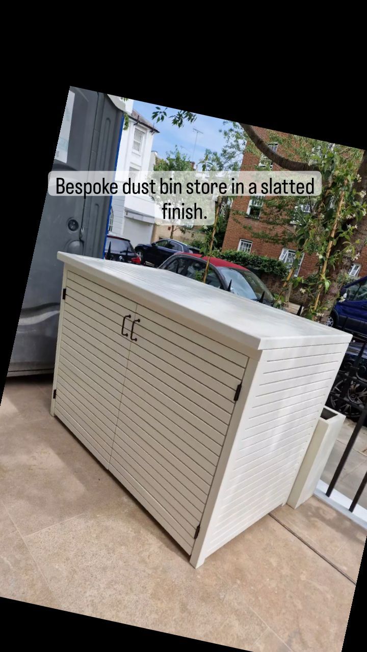 A lovely slatted dust bin store.made by the team.
#binstore
#dustbinstore
#London
#londongardendesign
#londonforntgarden
#landscaping
#homerenovation