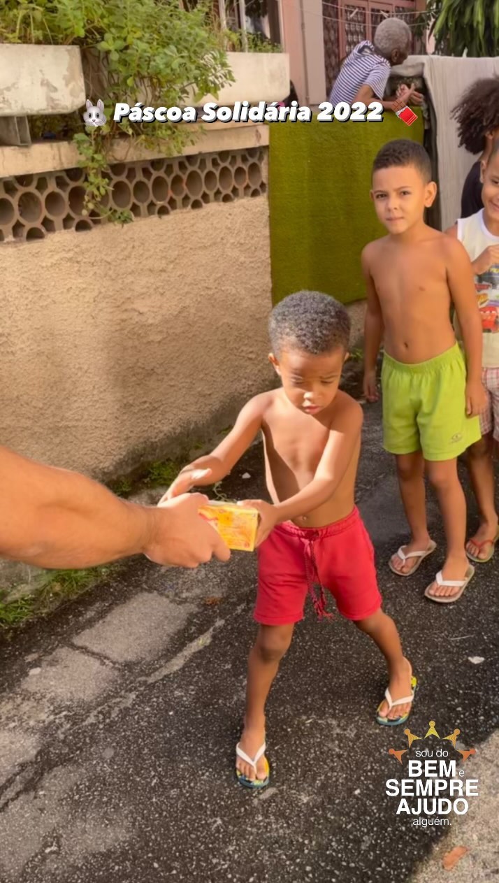 Eis aí o resultado da nossa Páscoa Solidária: muito choco-choco-chocolate pra criançada 🍫
Distribuímos caixas de bombom e barras de chocolate nas Comunidades do Uga-uga e Quitungo, trazendo uma Páscoa mais doce nesse 2022, ano que significa reaproximação 💙
Nosso agradecimento especial a todos que participaram da Rifa da Páscoa Solidária, proporcionando a realização desse momento único!
Ação realizada em 16.04.22
#institutosoudobemesempreajudoalguem #doacao #chocolate #pascoa2022