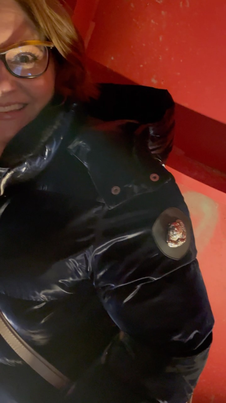 🧥 Embracing the winter chill with my stunning BUMNESTER 3/4 COAT in WET NAVY from @woodpeckercanada ! ❄️ As someone dealing with Mast Cell Activation Syndrome, regulating my body temperature can be a real challenge, but this coat has got me covered. 🙌
🏙️ Strolling the streets, gazing up at the CN Tower, and feeling cozy and stylish. Plus, you can use my code EMILYFOUCAULT20 to explore their incredible collection!
🌿 @woodpeckercanada is like brand 2.0 to watch out for, founded by the brilliant mind behind Moose Knuckles. They’re all about sustainable, cruelty-free fashion that combines style and warmth seamlessly. This is the Always in heat campaign – where sustainability meets chic this winter season. 🌟 #WoodpeckerWinter #AlwaysInHeat #SustainableFashion
.
.
.
.
.
#toronto #the6ix #fashion #winter #coat #woodpecker #bundleup #cozy #winterfashion #staywarm