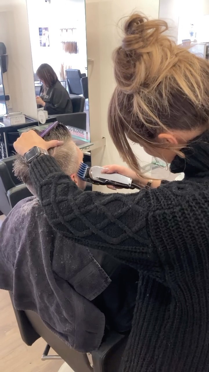 We ❤️ Fridays…. Highlights, Balayage, Glosses, Mens cuts & dressing out those curls 🪄
#blendsalon #blendsalonderby #derbysalon #redkensalon #redkenready