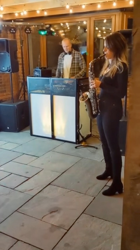 Yeahhhhh 🙌🙌 Playing some Sax over tunes with the awesome @funkdarealm #saxophoneplayer #saxplayer #djlife #djsax #playingmusic #playinglive #livemusic #altosax #altosaxophone #saxophones #shadowsax #vandorenreeds #femalesaxophonist #djandsax #partyvibes #saturdaynights #feelgoodvibes #weekendgigs #dj #saxophonist #improvising #housetunes #housemusic #housesax #saxlive #livesax #livesaxophone