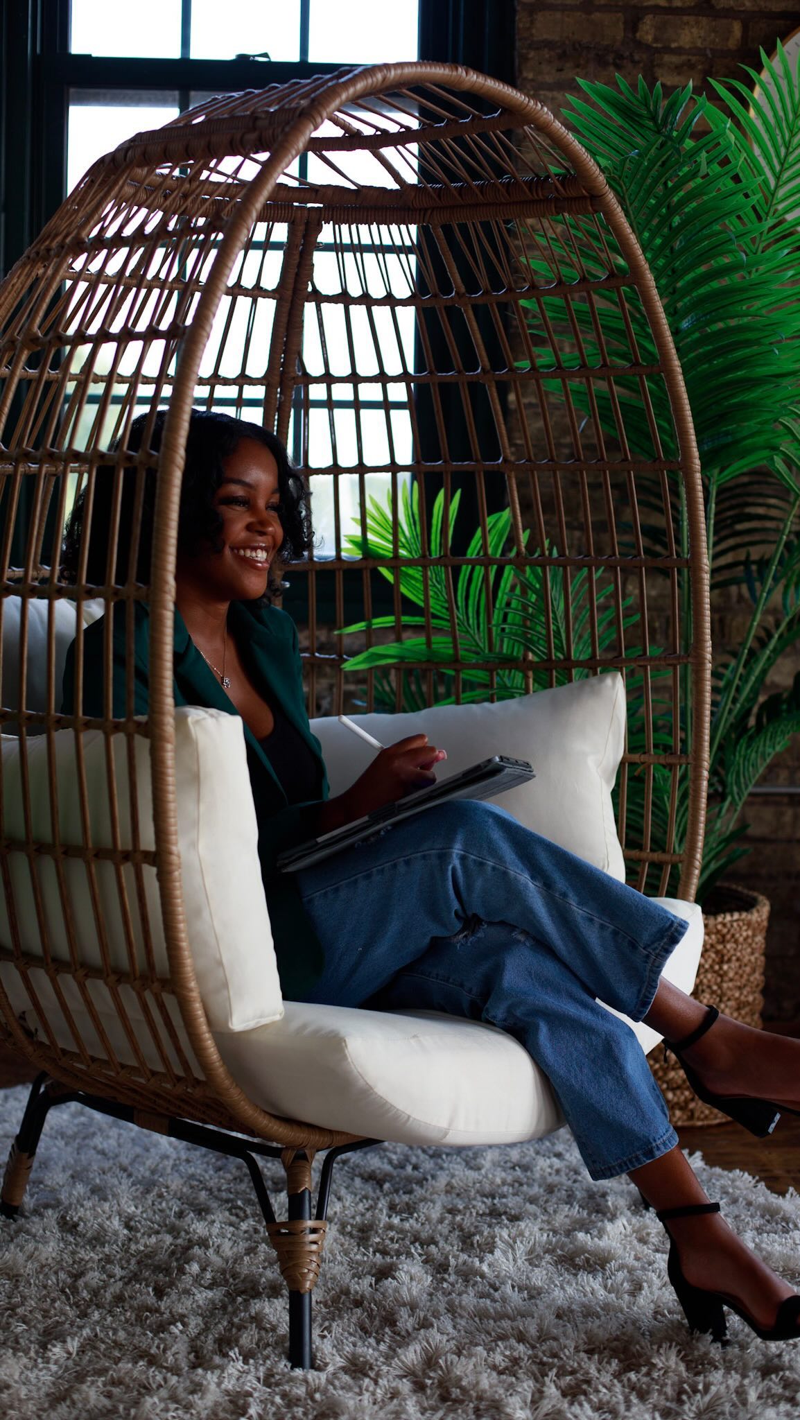 “🚫 Don’t Get Lost in the Social Media Abyss! 📱 As a Social Media Manager, striking the right balance between consuming content and creating it is key! 🎯 Remember, quality content is your superpower! 💪
#SocialMediaManager #ContentCreation #milwaukee #smallbusiness #socialmediamanagertips #socialmediastrategy