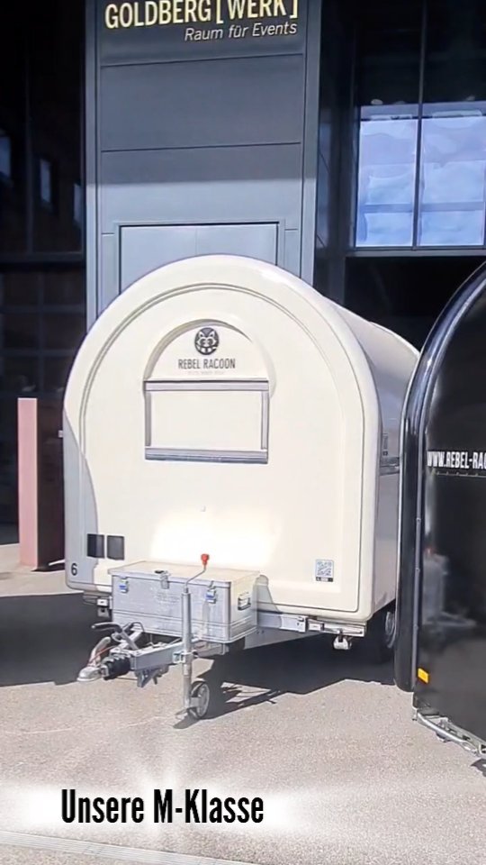 Kennst du schon unsere M-Klasse der Rebel Retro Trailer. Du wolltest schon immer mal wissen ob deine Geschäftsidee Erfolg haben kann. Dann teste es doch einfach. Hier sind unsere 3 Farben der Foodtrucks beisammen.
Haben wir Dein Interesse geweckt? Wie ist Deine Idee?
Dann melde Dich direkt bei uns.