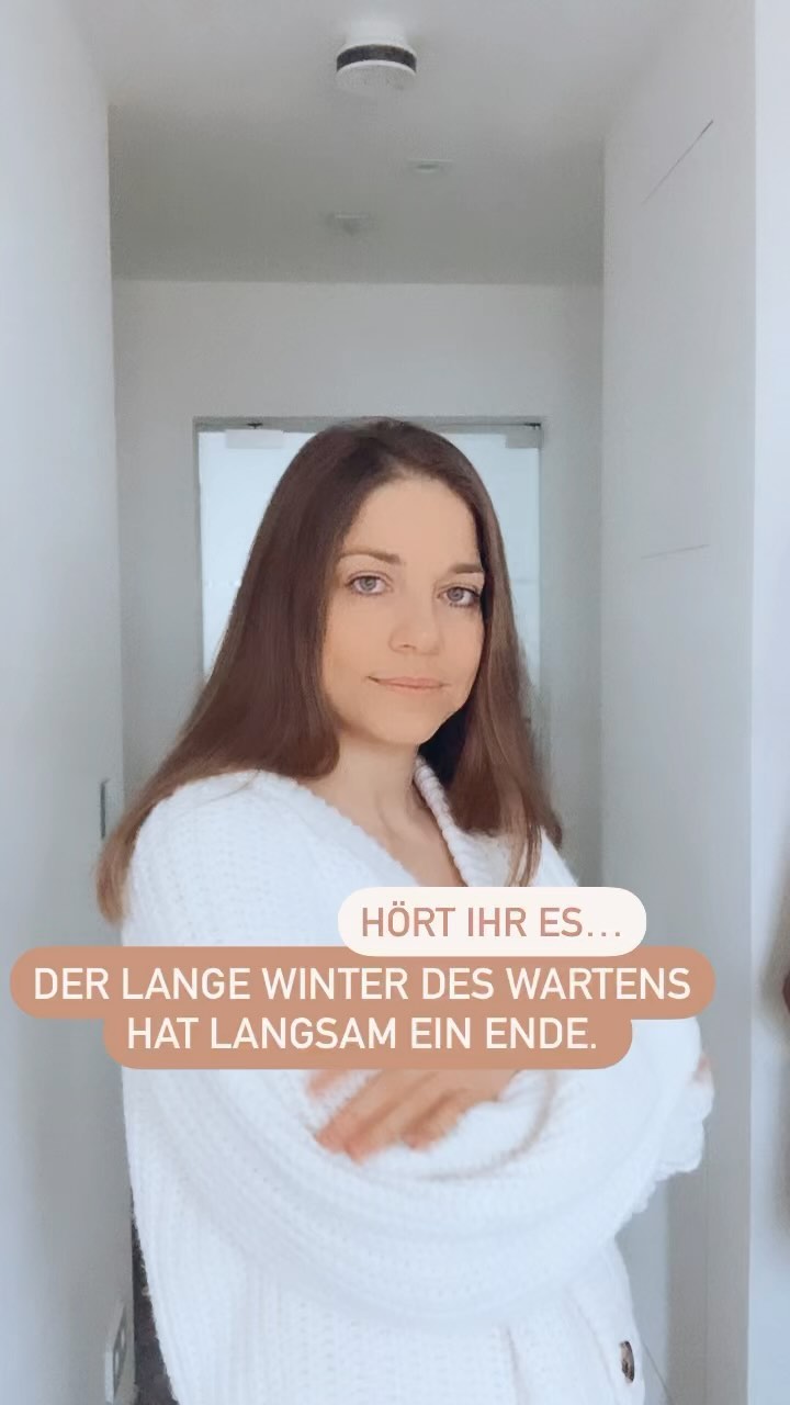 Themenmonat Februar - Heiratsantrag und nun?
Während wir mit den einen Paaren bereits mitten in den Vorbereitungen stecken, stehen andere noch ganz am Anfang.
Heute wollen wir klären, wie viel Vorlaufzeit in der Hochzeitsbranche i.d.R. bei beliebten Hochzeitsmonaten erforderlich ist. Klar, Corona hat die Situation verschärft.
Deshalb haben wir bei verschiedenen "Gewerken" angefragt und möchten euch damit einen Überblick geben.
Wir verlinken euch die Dienstleister:innen, mit welchen wir in Kontakt waren.
Der Beitrag soll eine kleine Orientierung geben. Natürlich kann es von Dienstleister:in zu Dienstleister:in variieren. Und manchmal hat man trotzdem kurzfristiger Glück.
Tipp: Außerhalb der Hochzeitssaison und oft auch an Freitagen oder Sonntag während der Hauptsaison ist es oft leichter kurzfristigere Termin bei euren Dienstleister:innen und auch bei den Locations zu bekommen.
💛 Locations:
Ganz allgemein: 1 bis 2 Jahre vorher, je nach Beliebtheit und Terminwunsch.
💛 Deko und Blumenschmuck:
@ckideal
Hauptsaison: 2 Jahre im Voraus
Nebensaison: mit Glück noch im selben Jahr
💛 DJ:
@rolandfirnkesdj
Vor Corona: 9 - 18 Monate im Voraus
Aktuell: 18 - 24 Monate im Voraus
💛Sänger:innen
@heartbeat.duo
Hauptsaison: ca. 12 Monate durch Corona: ca. 18 Monate
💛 Fotografie:
@liesabaier_fotografie
6 - 12 Monate Vorlaufzeit.
Die Bilder des Kennenlernshootings können dann z.B. auch für die Einladungskarten genutzt werden.
💛 Freie Trauredner:innen:
@worte_fuer_die_ewigkeit
In der Hauptsaison ca. 8 - 12 Monate vorher. Durch das Team sind aktuell auch in 2022 noch freie Termine verfügbar.
💛 Brautkleider
@mein.gluechsmoment
Neue Kleider: 6 - 9 Monate Vorlauf
Second Hand: kann man meist direkt mitnehmen :)
💛 Hair&Make-up
@beautynavi.astridstiller
6 Monate vorher - aber: je früher, desto besser - vor allem wenn man auch seiner Haut im Vorfeld etwas gutes Tun möchte.
Wir hoffen, wir haben Licht ins Dunkel gebracht.
#hochzeitsinspiration #hochzeitsinspo #hochzeitsvorbereitungen #hochzeitsvorbereitung #hochzeitsplanung #freietrauung #freierednerin #heirateninnünberg #heirateniningolstadt #verlobt💍 #verlobt #braut #bräutigam #teamwortefuerdieewigkeit