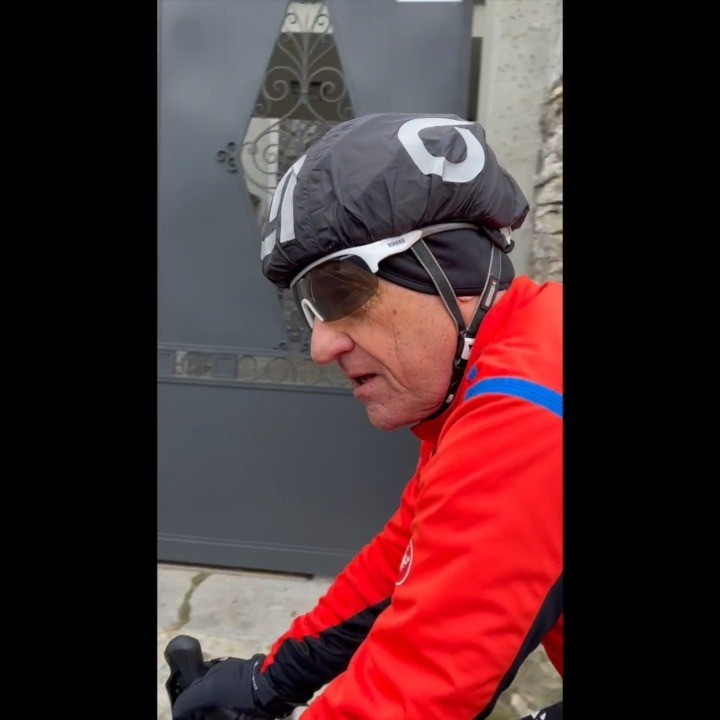 This fu**ing shi**y cycling 😂😂😂
#lakecomomotorbike #cycling #ciclistipersbaglio #ciclismo #passioneciclismo