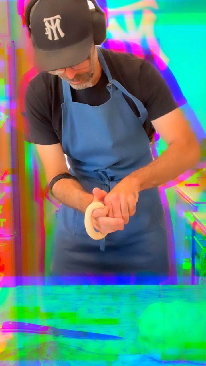 #allez #mtlbagels. Just having fun rolling bagels today! Come see us Friday @heirloomfm for your #freshbagels !
🔗 Check out the link in our bio to pre-order!