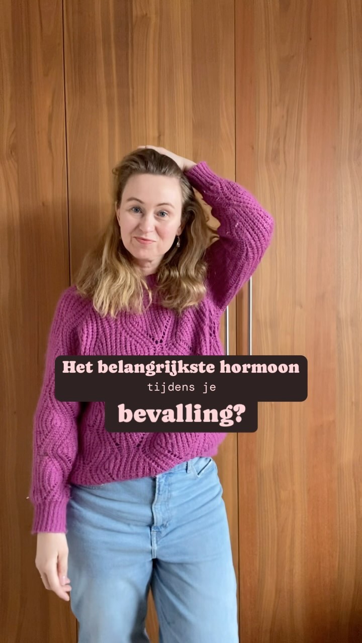 Lees hieronder wat je echt wilt weten over oxytocine ⬇️
Oxytocine speelt een cruciale rol tijdens je bevalling. Het wordt ook wel het knuffel- of liefdeshormoon genoemd. 🥰
Tijdens de bevalling is oxytocine verantwoordelijk voor het op gang brengen en houden van de weeën. De weeën zorgen weer dat je lichaam endorfinen aanmaakt, en dat zijn lichaamseigen pijnstillers. De endorfinen zorgen weer dat je meer ontspant, waardoor je weer meer oxytocine aanmaakt. 🔃 Dit noemen we ook wel de ontspanning-oxytocine-endorfine cirkel.
Maar stress is een oxytocine killer. Als je gestresst of gespannen wordt tijdens je bevalling maak je adrenaline aan, wat ervoor zorgt dat je minder oxytocine aanmaakt. Waardoor je minder endorfines aanmaakt en meer pijn ervaart. Vaak wordt je daar minder ontspannen van en daardoor kun je nog minder oxytocine gaan aanmaken, wat er zelfs voor kan zorgen dat je lichaam geen of minder weeën aanmaakt.
❌ Dit is de negatieve stress-adrenaline-pijn cirkel die je wil vermijden. ❌
💚Wat kun je doen om oxytocine tijdens je bevalling te bevorderen?💚
Oxytocine is een verlegen hormoon, dus:
- privacy, geen vreemde mensen in je buurt
- geen fel licht
- aanraking, strelen, knuffelen, kussen, massage, huid-op-huid
- muziek waar je van ontspant
- warmte, (in bad of onder de douche, een warme kruik, pittenzak of heatpad)
- alles waarvan jij ontspant
In feite is een situatie waarin jij je geborgen, ontspannen en veilig voelt ideaal voor de aanmaak van oxytocine.
En je wilt je dus verre houden van stress!
Daarom is het dus ook zo belangrijk om alleen mensen bij je bevalling te hebben, die voor ontspanning kunnen zorgen. Of in ieder geval geen stress veroorzaken.
Er is echt zo veel meer nog te vertellen over oxytocine. Stay tuned voor meer 🙌🏻
#bevalling #oxytocine #bevallen #zwanger